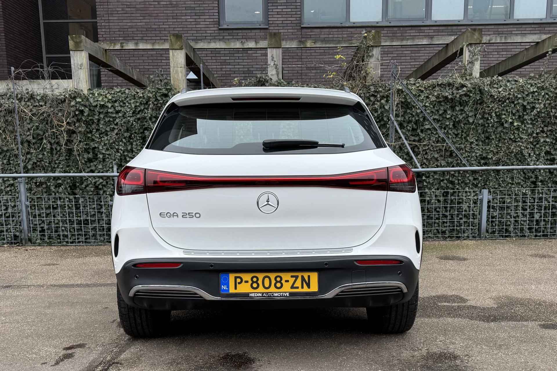 Mercedes-Benz EQA EQA 250 AMG Line | Premium Plus Pakket | Distronic | Panoramadak | Burmester Audio | Sfeerverlichting | Keyless-Go | Memory | Parkeerpakket met 360° Camera | LED - 3/22