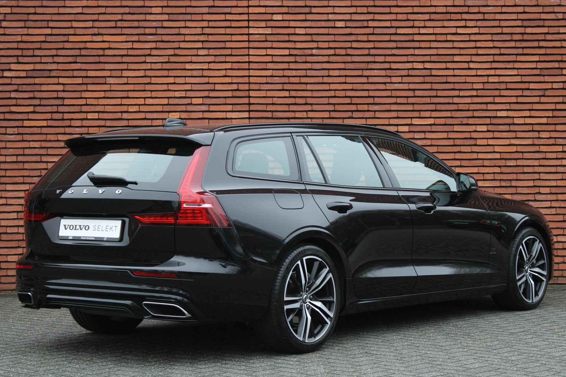 Volvo V60 B3 AUT8 163PK R-Design | Navigatie, Parkassist V+A | 19 inch lichtmetalen velgen | Elektrische Bestuurderstoel inc. geheugen | BLIS dodehoek detectie | Adaptive cruisecontrol | Verwarmbare voorstoelen | Verwarmbaar stuurwiel - 2/25