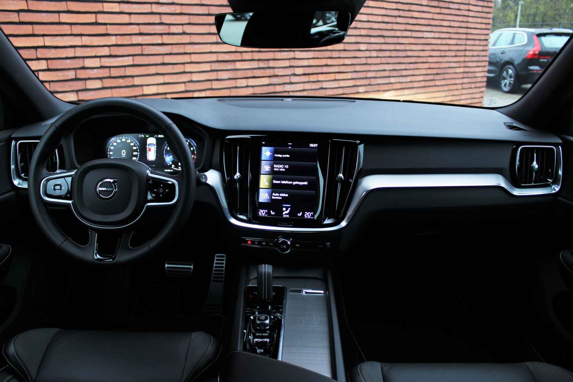 Volvo V60 B3 AUT8 163PK R-Design | Navigatie, Parkassist V+A | 19 inch lichtmetalen velgen | Elektrische Bestuurderstoel inc. geheugen | BLIS dodehoek detectie | Adaptive cruisecontrol | Verwarmbare voorstoelen | Verwarmbaar stuurwiel - 4/25