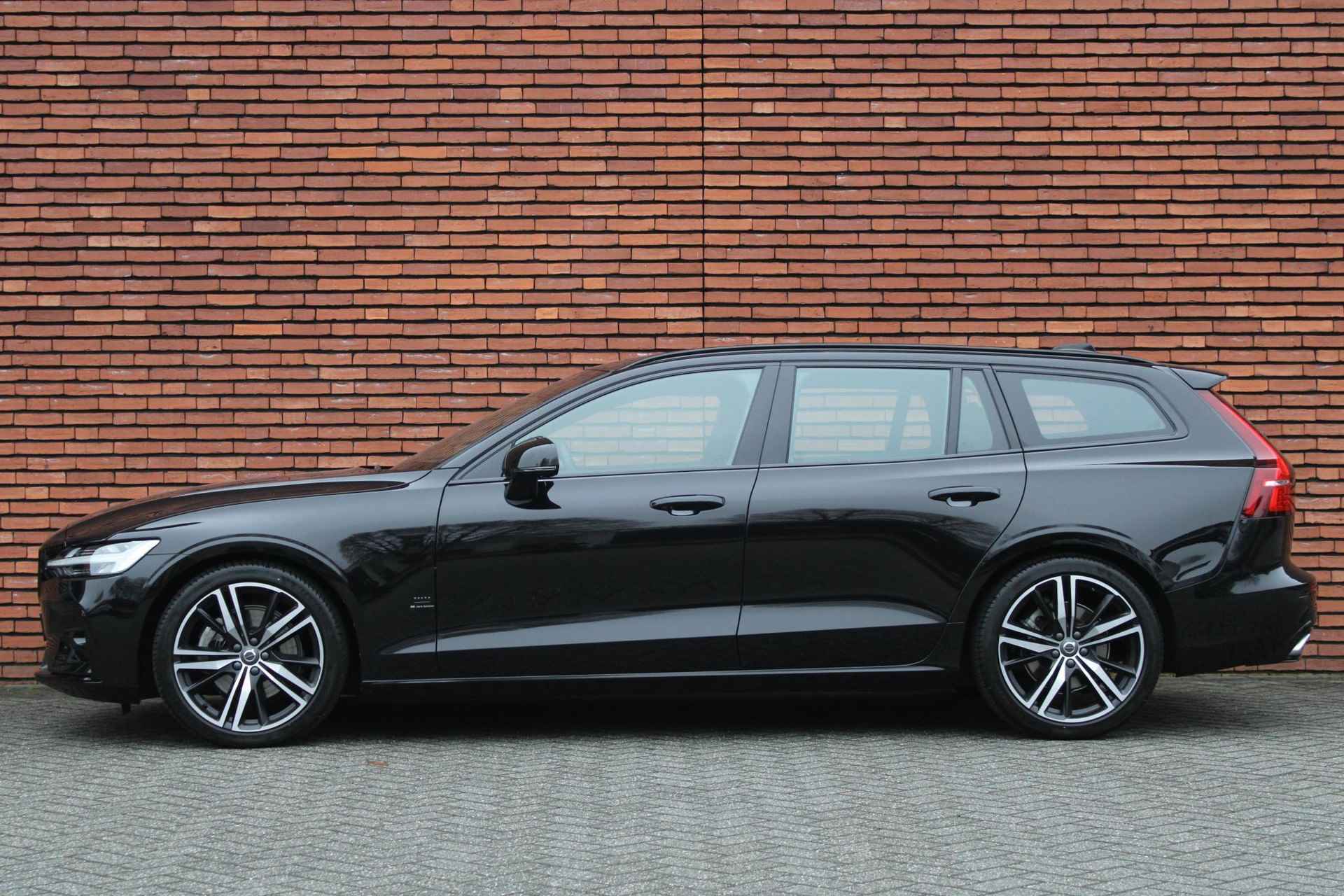 Volvo V60 B3 AUT8 163PK R-Design | Navigatie, Parkassist V+A | 19 inch lichtmetalen velgen | Elektrische Bestuurderstoel inc. geheugen | BLIS dodehoek detectie | Adaptive cruisecontrol | Verwarmbare voorstoelen | Verwarmbaar stuurwiel - 8/25