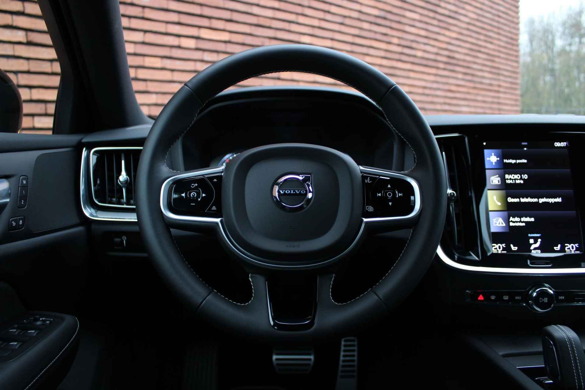 Volvo V60 B3 AUT8 163PK R-Design | Navigatie, Parkassist V+A | 19 inch lichtmetalen velgen | Elektrische Bestuurderstoel inc. geheugen | BLIS dodehoek detectie | Adaptive cruisecontrol | Verwarmbare voorstoelen | Verwarmbaar stuurwiel - 13/25