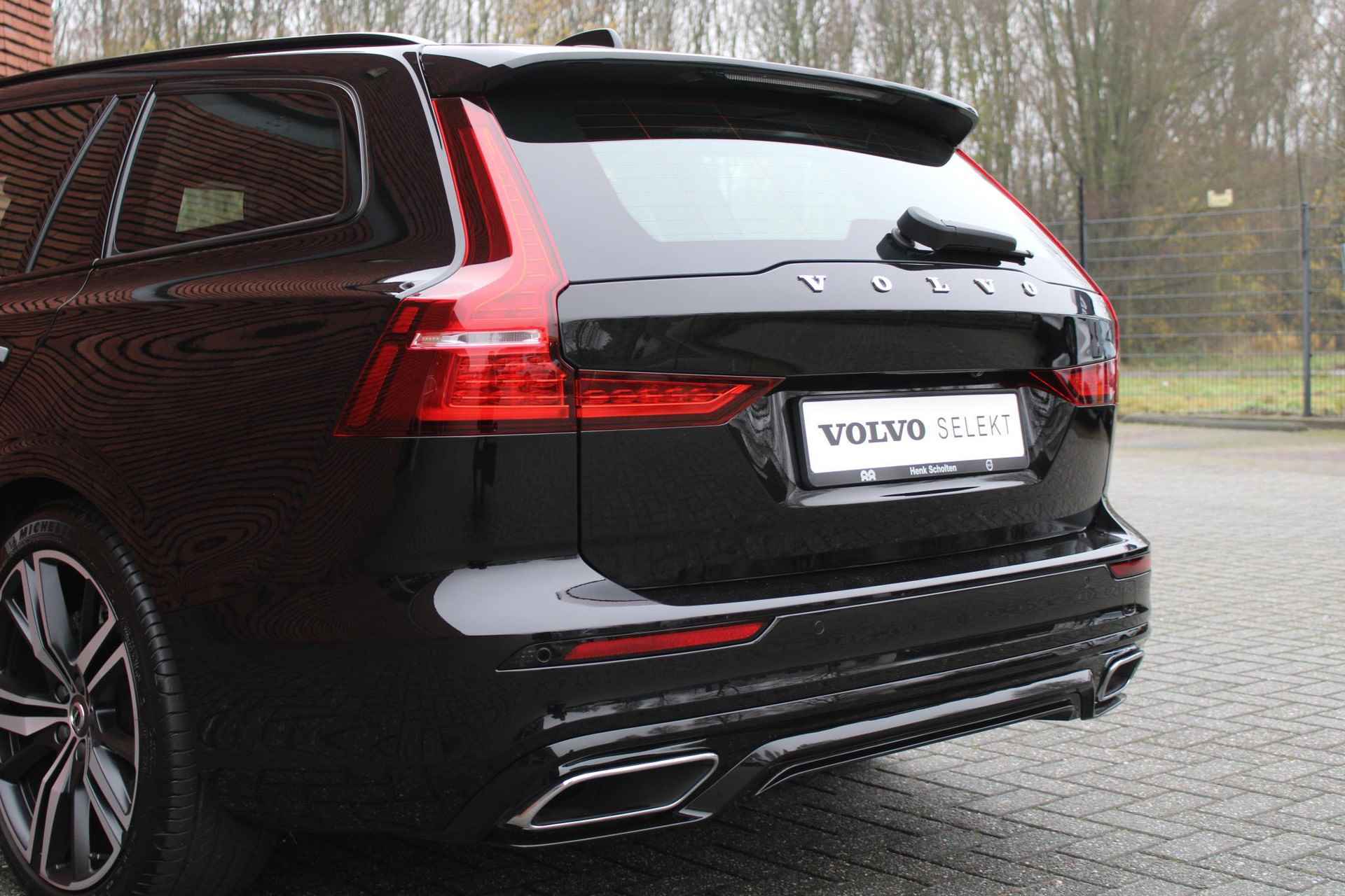 Volvo V60 B3 AUT8 163PK R-Design | Navigatie, Parkassist V+A | 19 inch lichtmetalen velgen | Elektrische Bestuurderstoel inc. geheugen | BLIS dodehoek detectie | Adaptive cruisecontrol | Verwarmbare voorstoelen | Verwarmbaar stuurwiel - 20/25