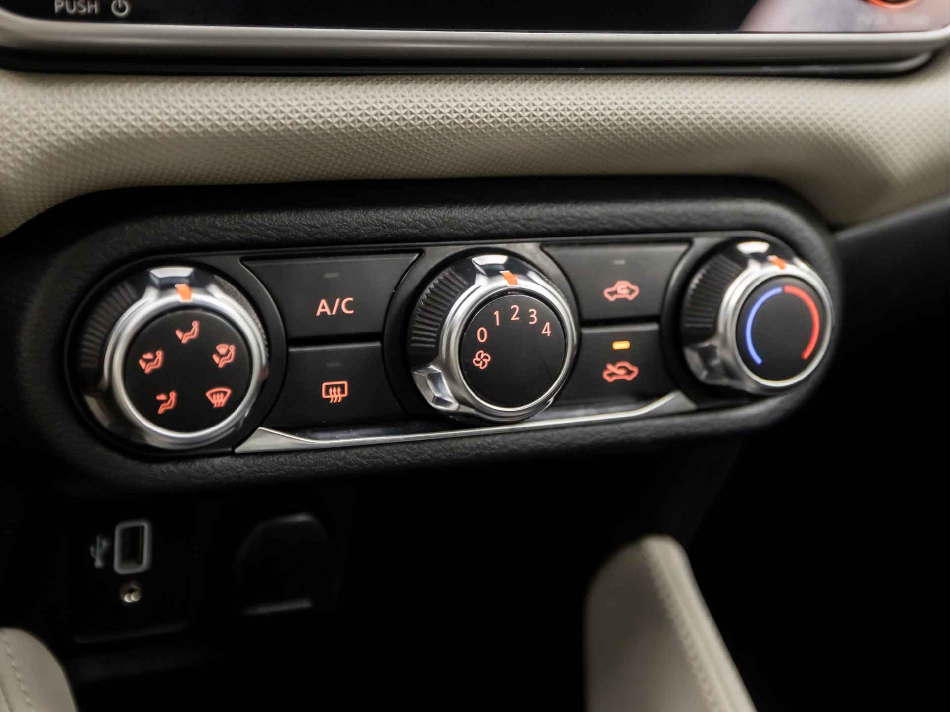 Nissan Micra 1.0 IG-T N-Connecta (APPLE CARPLAY, NAVIGATIE, NAP, CAMERA, DAB+, SPORTSTOELEN, PARKEERSENSOREN, CRUISE, LM VELGEN, NIEUWE APK, NIEUWSTAAT) - 9/32