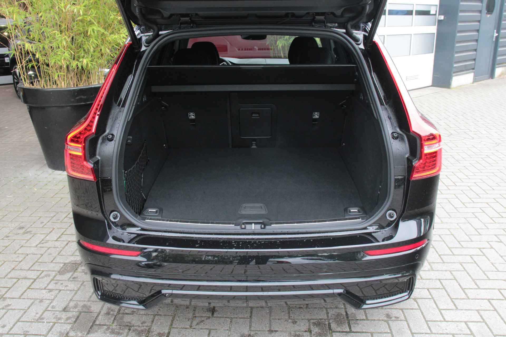 Volvo XC60 Recharge T6 AWD Ultimate Dark | Luchtvering | 22" Velgen | Schuifdak | Harman/Kardon | Adaptive Cruise | 360 Camera - 9/16