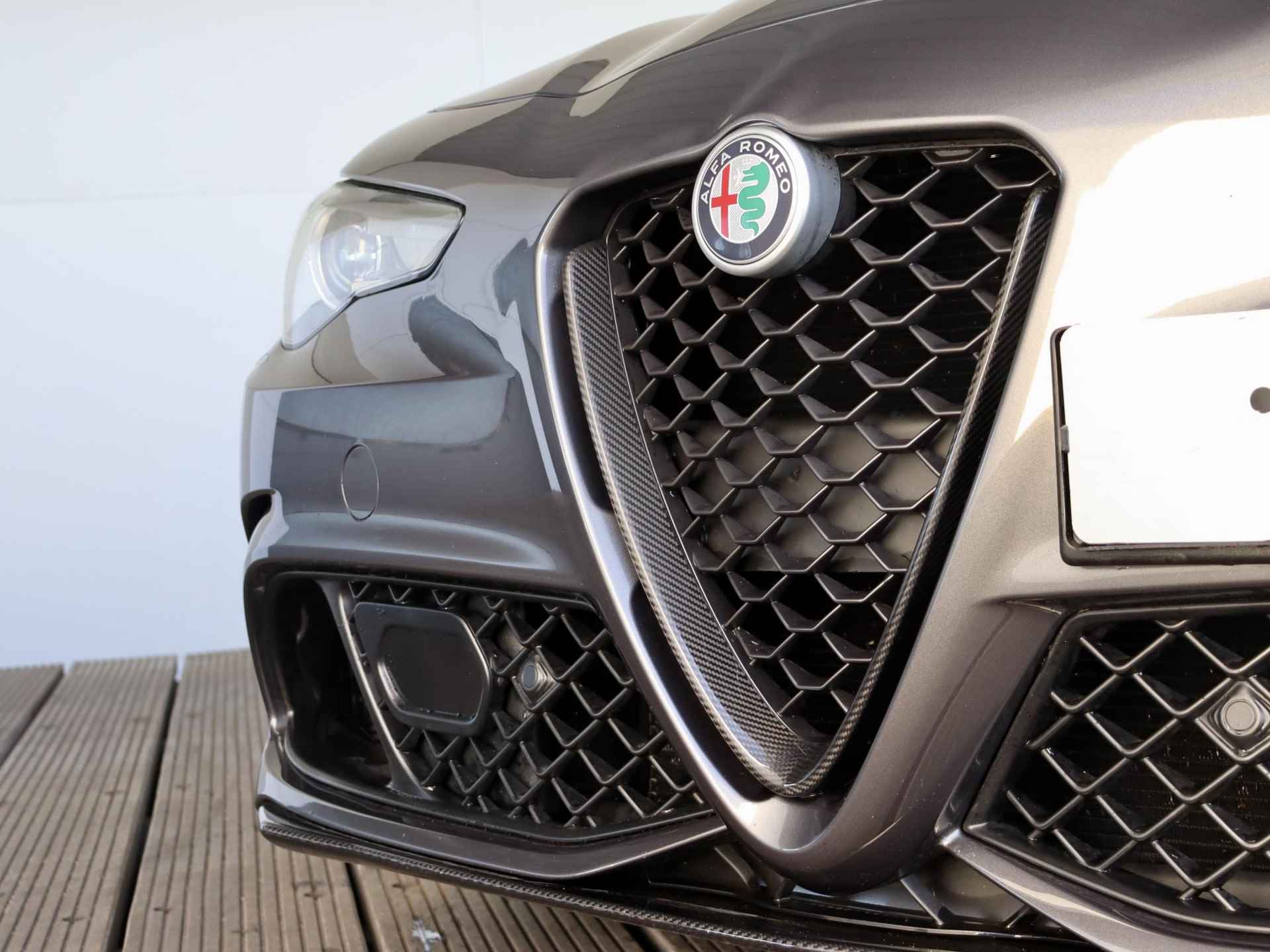 Alfa Romeo Giulia 2.9 V6 Quadrifoglio  | handgeschakeld | Performance edition | Origineel Nederlands | Keramische remmen | - 17/34