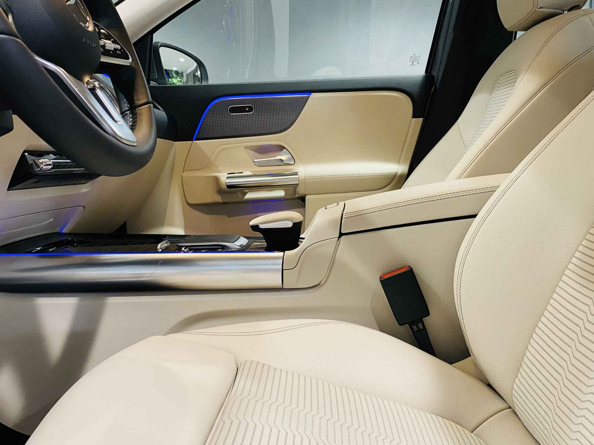 Mercedes-Benz EQA 250 Progressive // DISTRONIC // MBUX Widescreen // Sfeerverlichting // EASY-PACK-achterklep // LED High Performance koplampen // Apple CarPlay / - 10/47