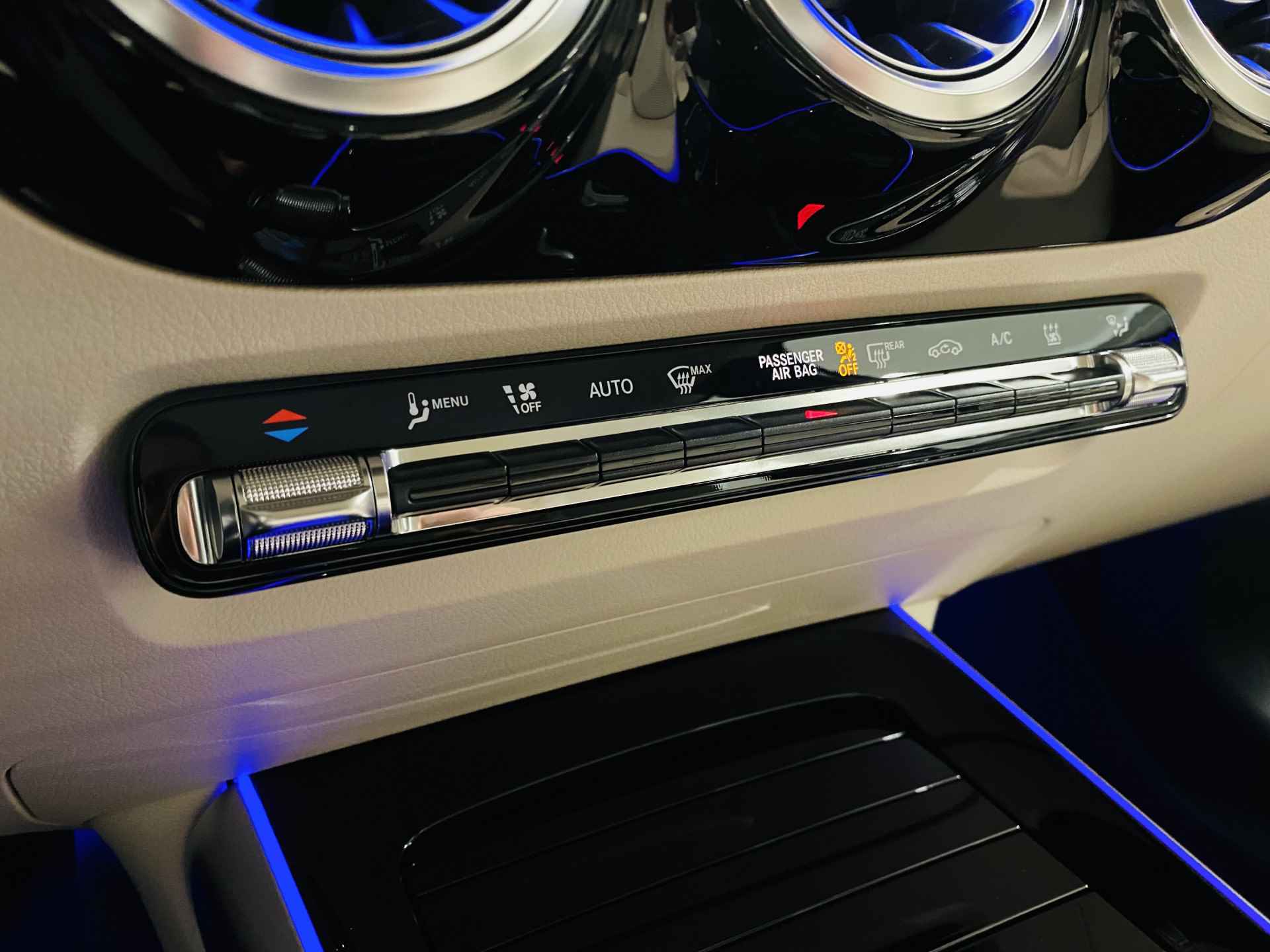 Mercedes-Benz EQA 250 Progressive // DISTRONIC // MBUX Widescreen // Sfeerverlichting // EASY-PACK-achterklep // LED High Performance koplampen // Apple CarPlay / - 29/47