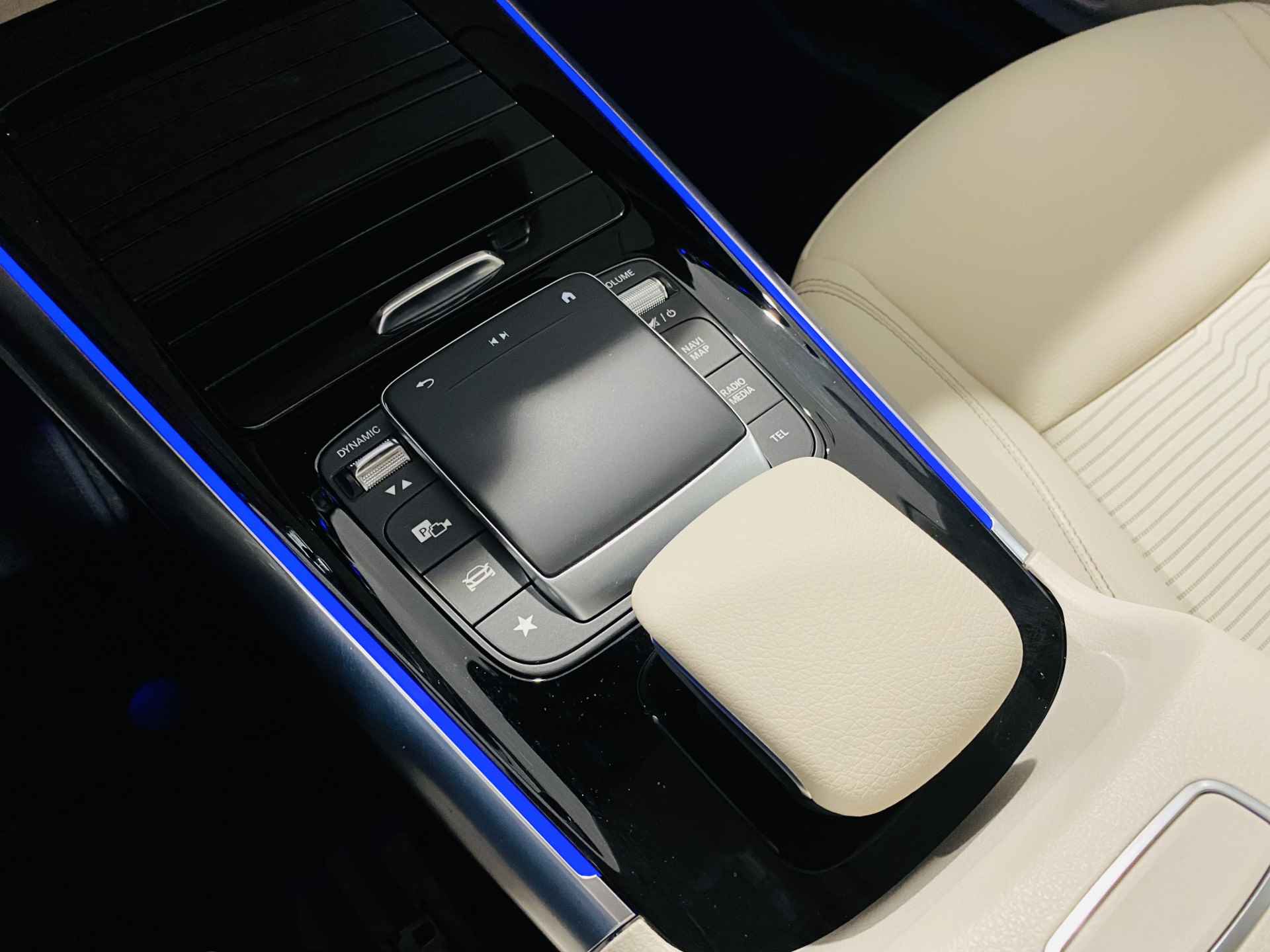 Mercedes-Benz EQA 250 Progressive // DISTRONIC // MBUX Widescreen // Sfeerverlichting // EASY-PACK-achterklep // LED High Performance koplampen // Apple CarPlay / - 30/47