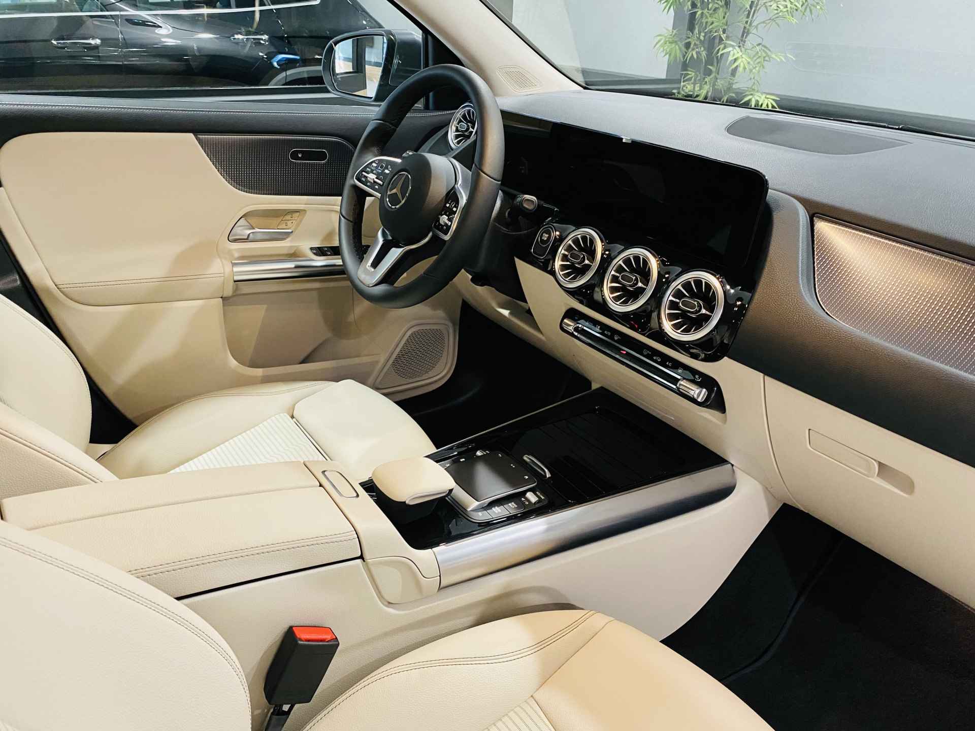 Mercedes-Benz EQA 250 Progressive // DISTRONIC // MBUX Widescreen // Sfeerverlichting // EASY-PACK-achterklep // LED High Performance koplampen // Apple CarPlay / - 31/47