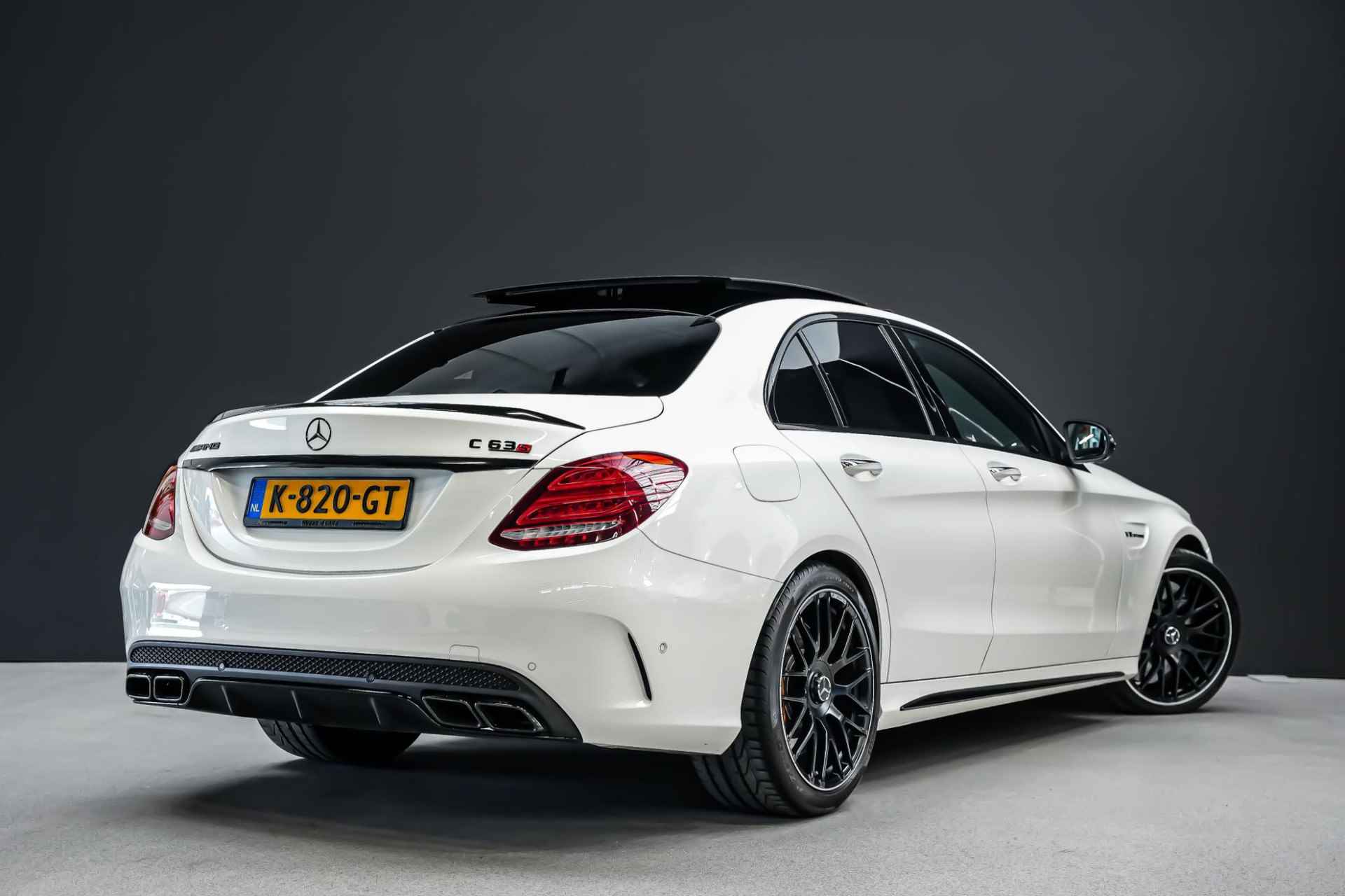 Mercedes-Benz C-klasse C63S AMG 510pk |keramische remmen|panoramdak|Burmester|bucket seats|IWC klok|360 camera|HUD|BLIS|parkeersensoren voor en achter|19"| - 2/42