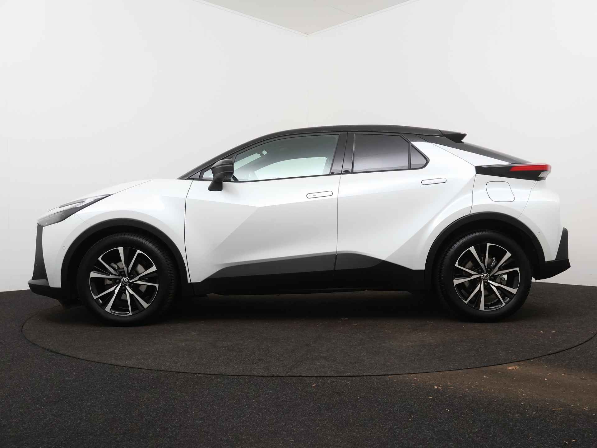 Toyota C-HR 1.8 Hybrid 140 First Edition | Navigatie | 360 Camera | Parkeersensoren | LM velgen | Climate Control | - 4/44