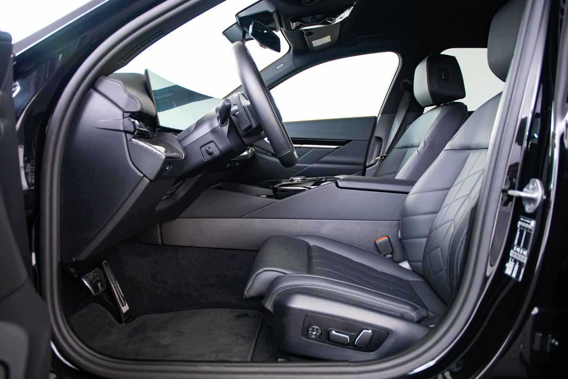 BMW 5-serie 520i M-sport - Comfortstoelen - Stoelventilatie - Comfort Access - Harman Kardon - Driving Assistant Plus - Parking Assistant Plus - 4/70