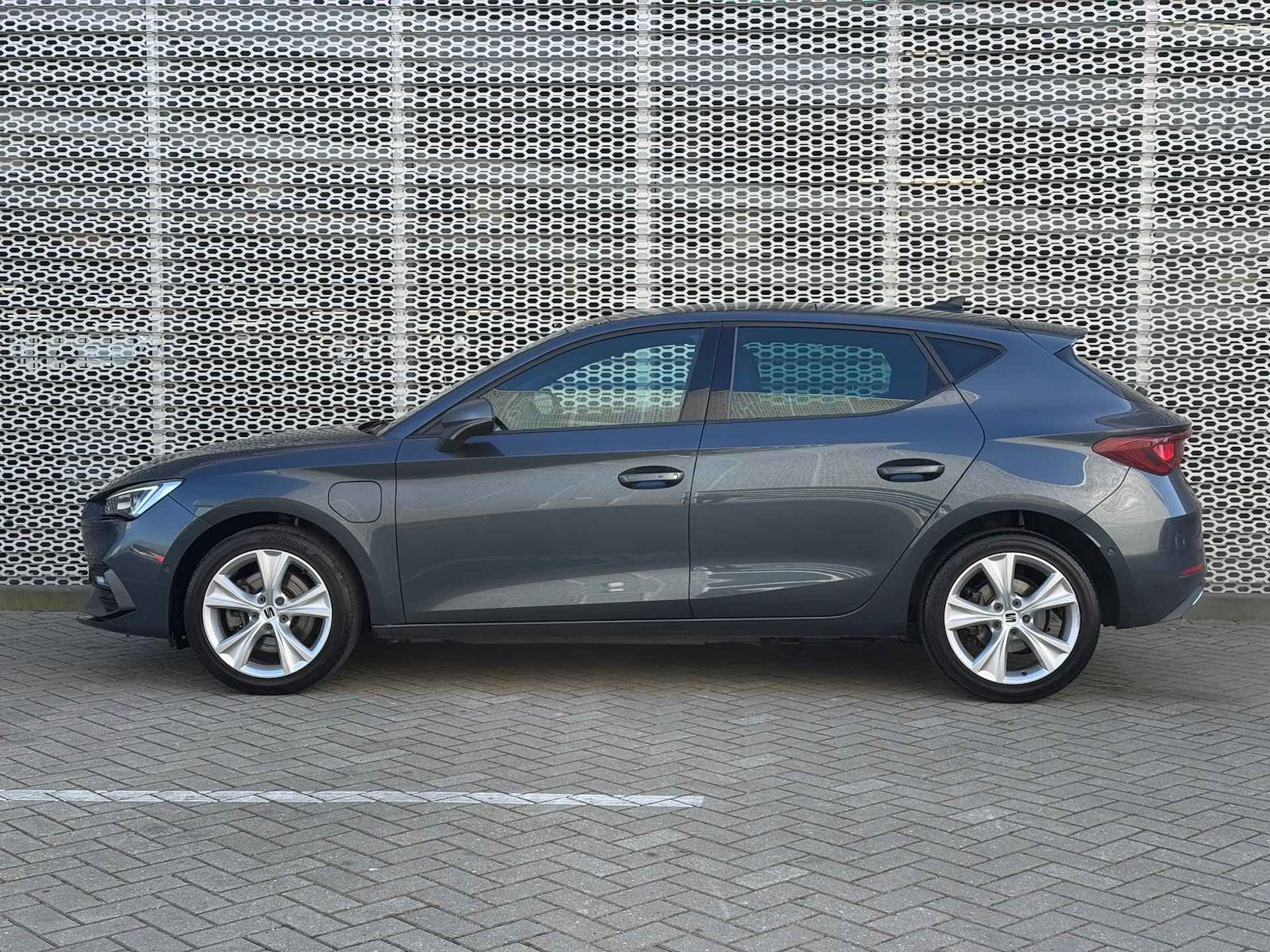 SEAT Leon 1.4 TSI eHybrid 204pk DSG PHEV FR / Panoramadak / Lichtmetaal  17'' / Navigatie / App connect / Achteruitrij camera P4 - 5/35