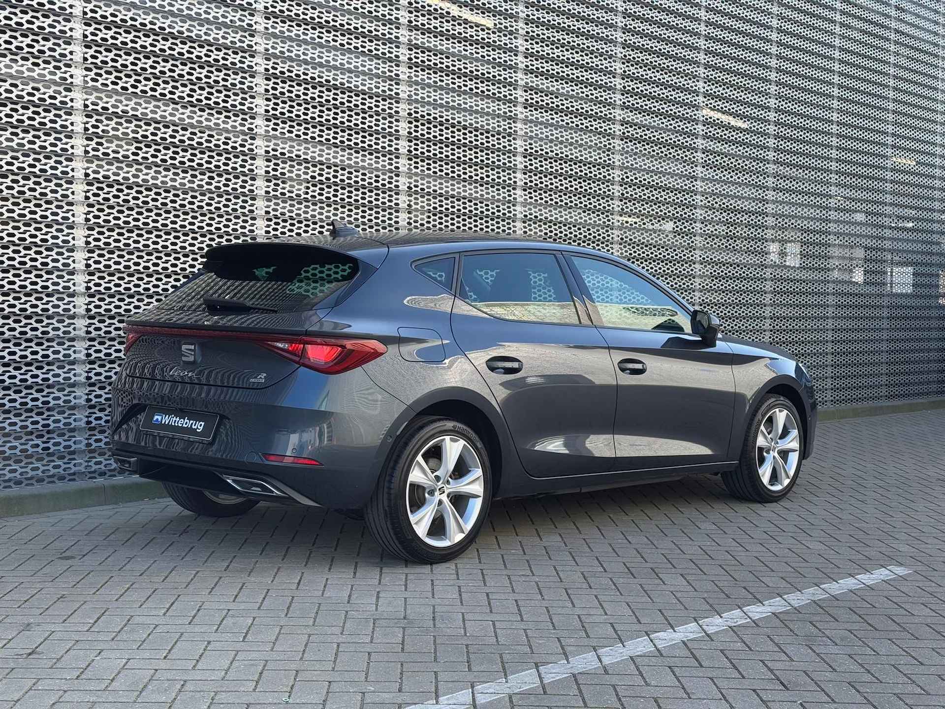 SEAT Leon 1.4 TSI eHybrid 204pk DSG PHEV FR / Panoramadak / Lichtmetaal  17'' / Navigatie / App connect / Achteruitrij camera P4 - 8/35