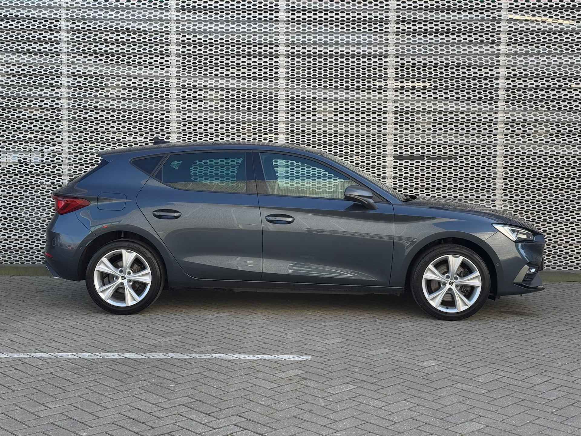 SEAT Leon 1.4 TSI eHybrid 204pk DSG PHEV FR / Panoramadak / Lichtmetaal  17'' / Navigatie / App connect / Achteruitrij camera P4 - 9/35