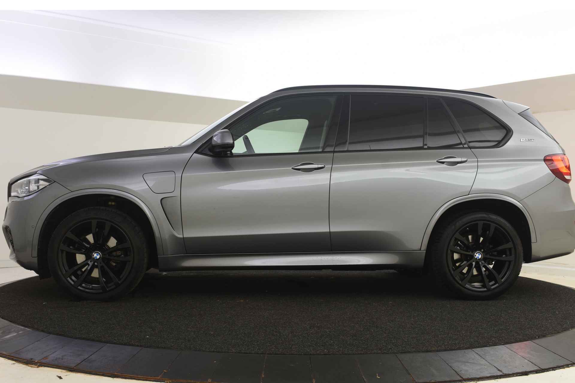 BMW X5 xDrive40e High Executive M Sport Automaat / Panoramadak / Achteruitrijcamera / Adaptieve LED / Adaptief M onderstel / Comfort Access / Apple CarPlay / Surround View - 4/53