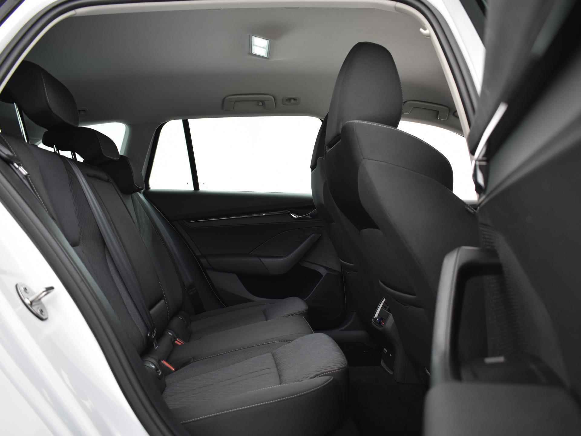 Skoda Octavia Combi 1.5 e-Tsi 150pk DSG 150pk Business Edition | Camera | Apple Car Play | Massagefunctie | Keyless | ACC | Navigatie | Stuurwielverwarming | 17"Velgen | Garantie t/m 05-12-2026 of 100.000km - 13/30