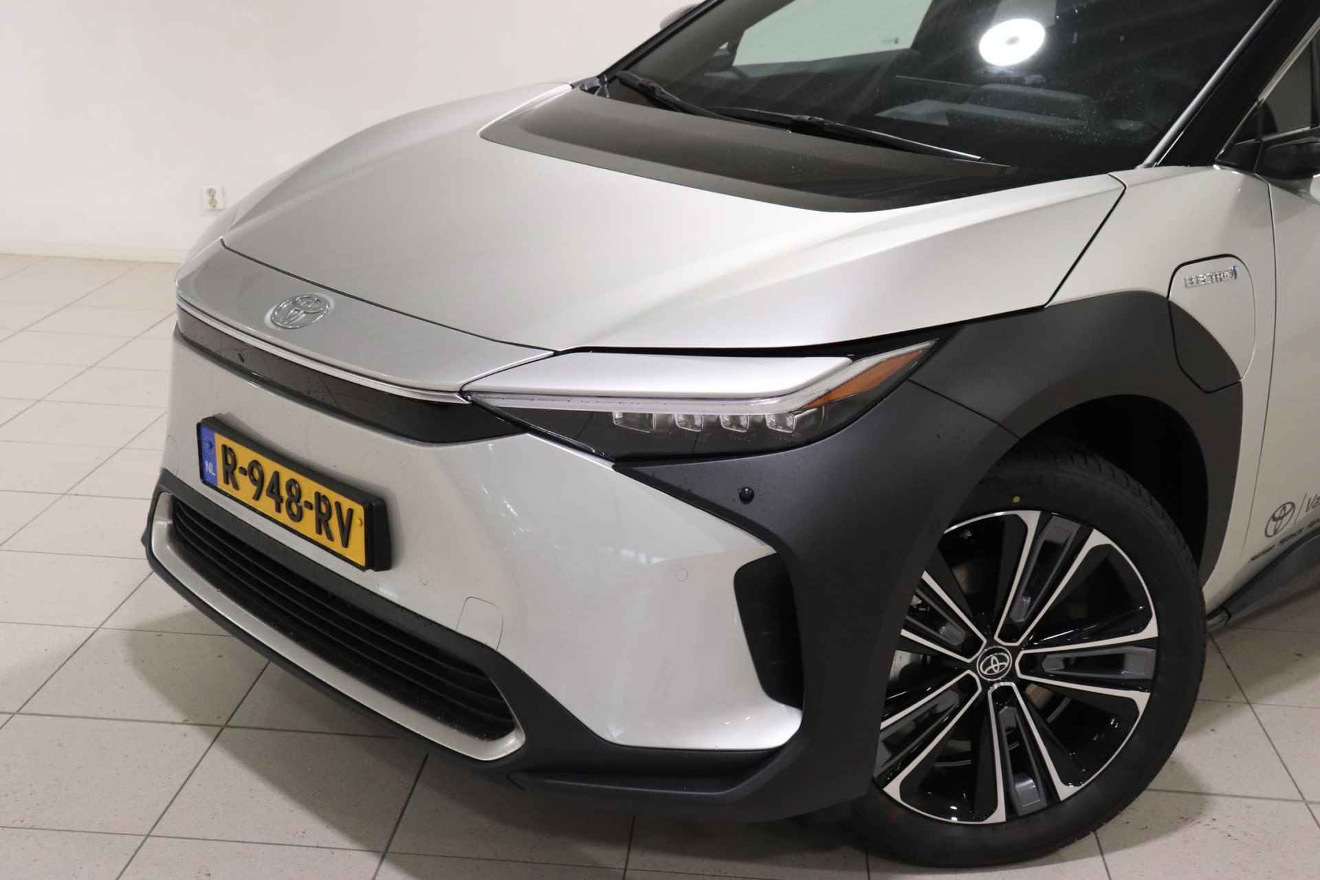 Toyota bZ4X Launch Edition Premium 71 kWh | Direct leverbaar, PANO, DEMO, BSM, 1-Fase, Sensoren, Apple Carplay/Android Auto, Zeer luxe! - 5/37