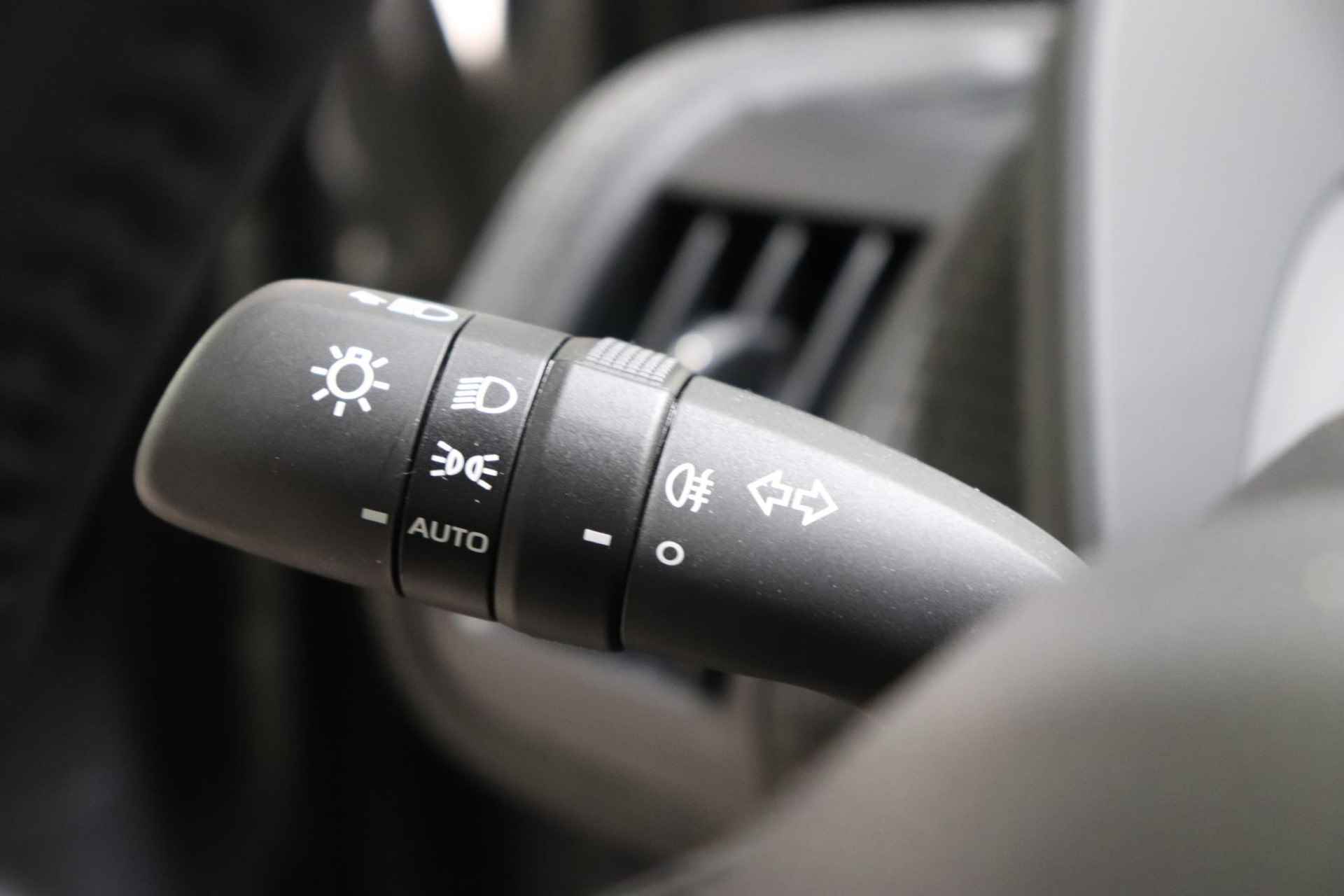 Toyota bZ4X Launch Edition Premium 71 kWh | Direct leverbaar, PANO, DEMO, BSM, 1-Fase, Sensoren, Apple Carplay/Android Auto, Zeer luxe! - 18/37
