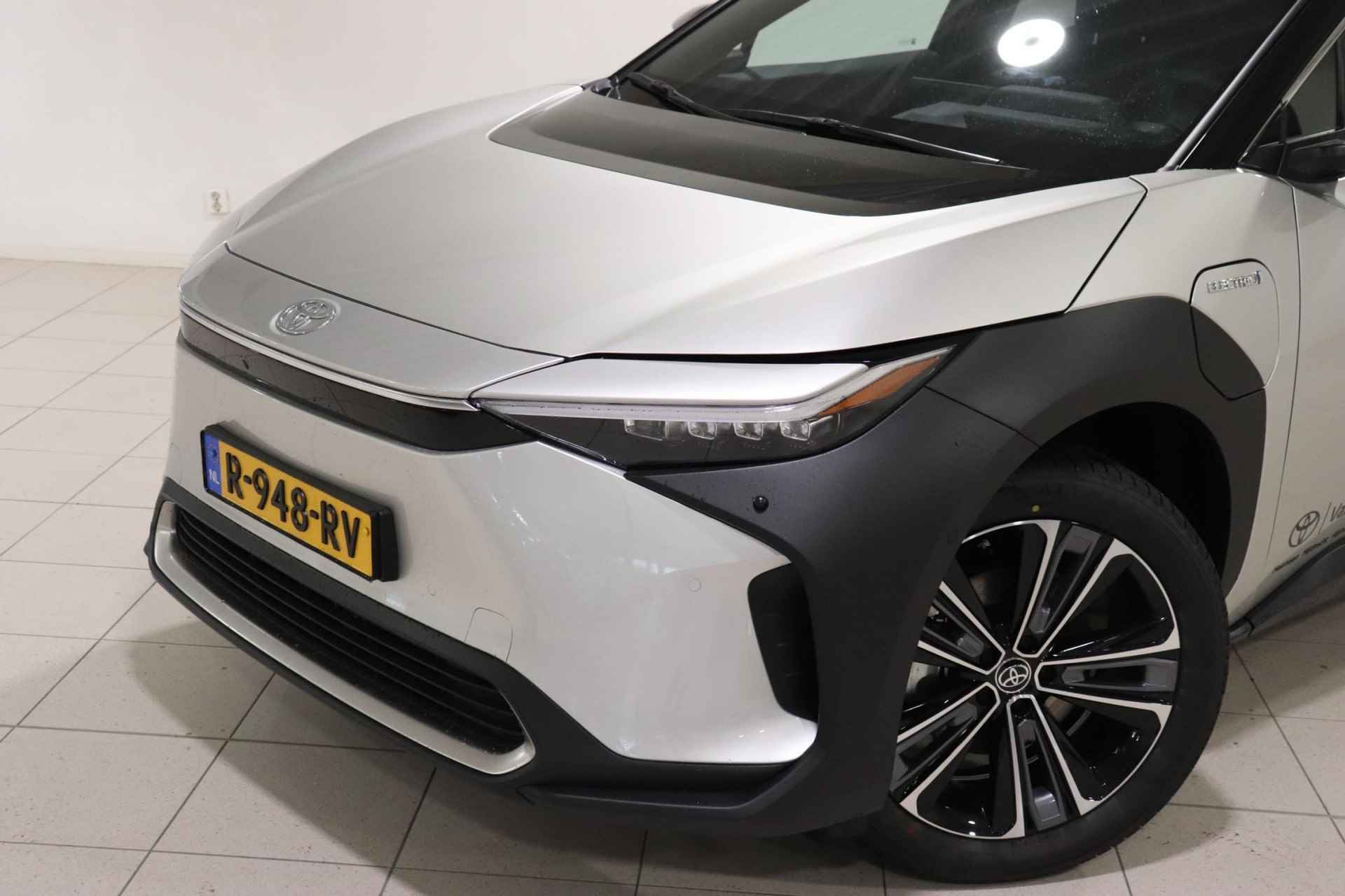 Toyota bZ4X Launch Edition Premium 71 kWh | Direct leverbaar, PANO, DEMO, BSM, 1-Fase, Sensoren, Apple Carplay/Android Auto, Zeer luxe! - 6/36