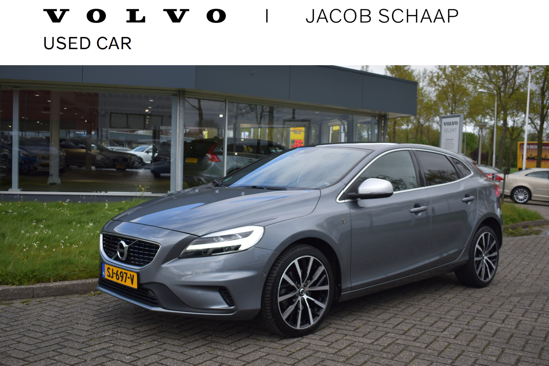 Volvo V40 T4 190PK Business Sport | Panoramadak | Camera | Stoelverwarming | Leder | Standkachel | Getint glas bij viaBOVAG.nl