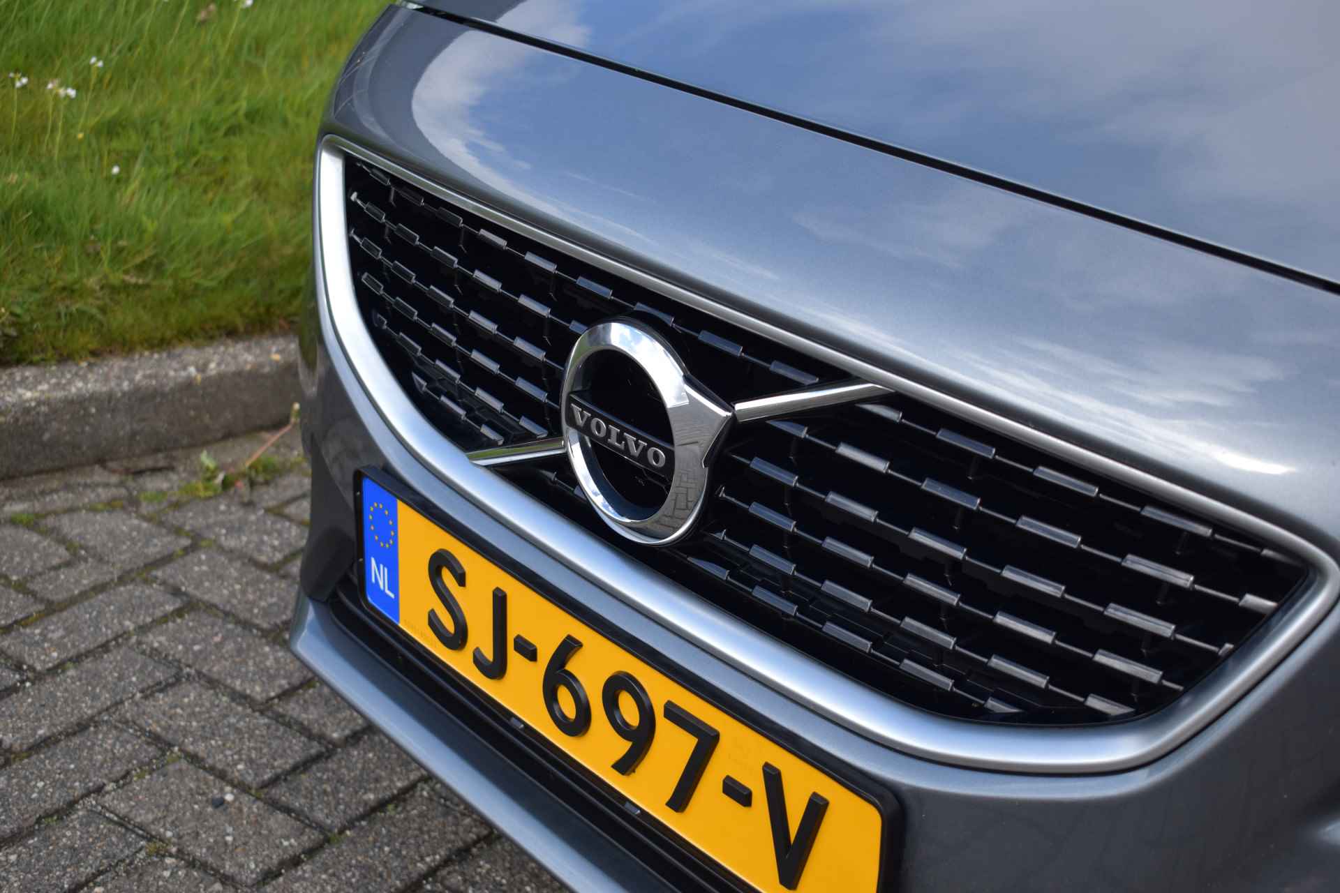 Volvo V40 T4 190PK Business Sport | Panoramadak | Camera | Stoelverwarming | Leder | Standkachel | Getint glas - 5/40