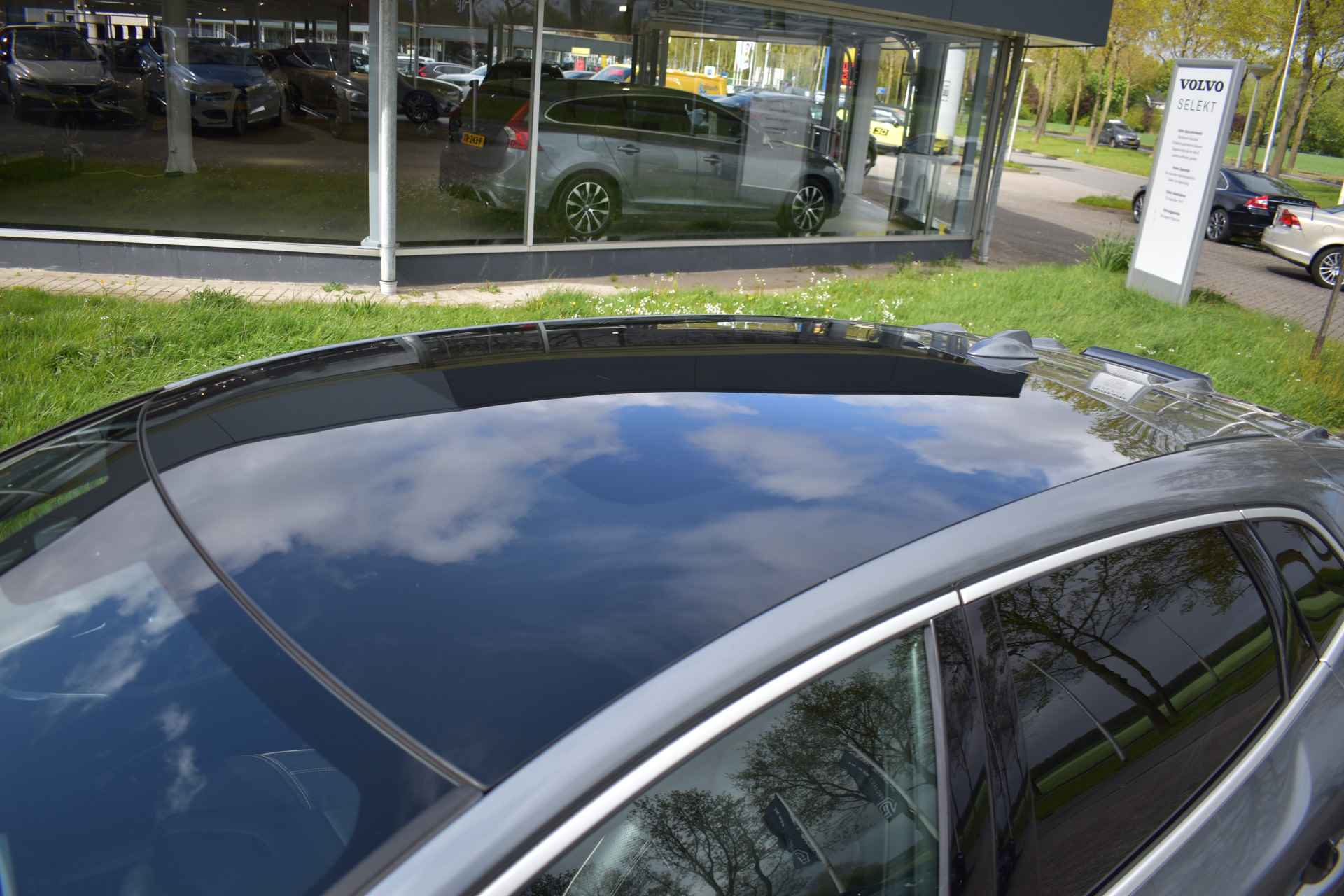 Volvo V40 T4 190PK Business Sport | Panoramadak | Camera | Stoelverwarming | Leder | Standkachel | Getint glas - 9/40