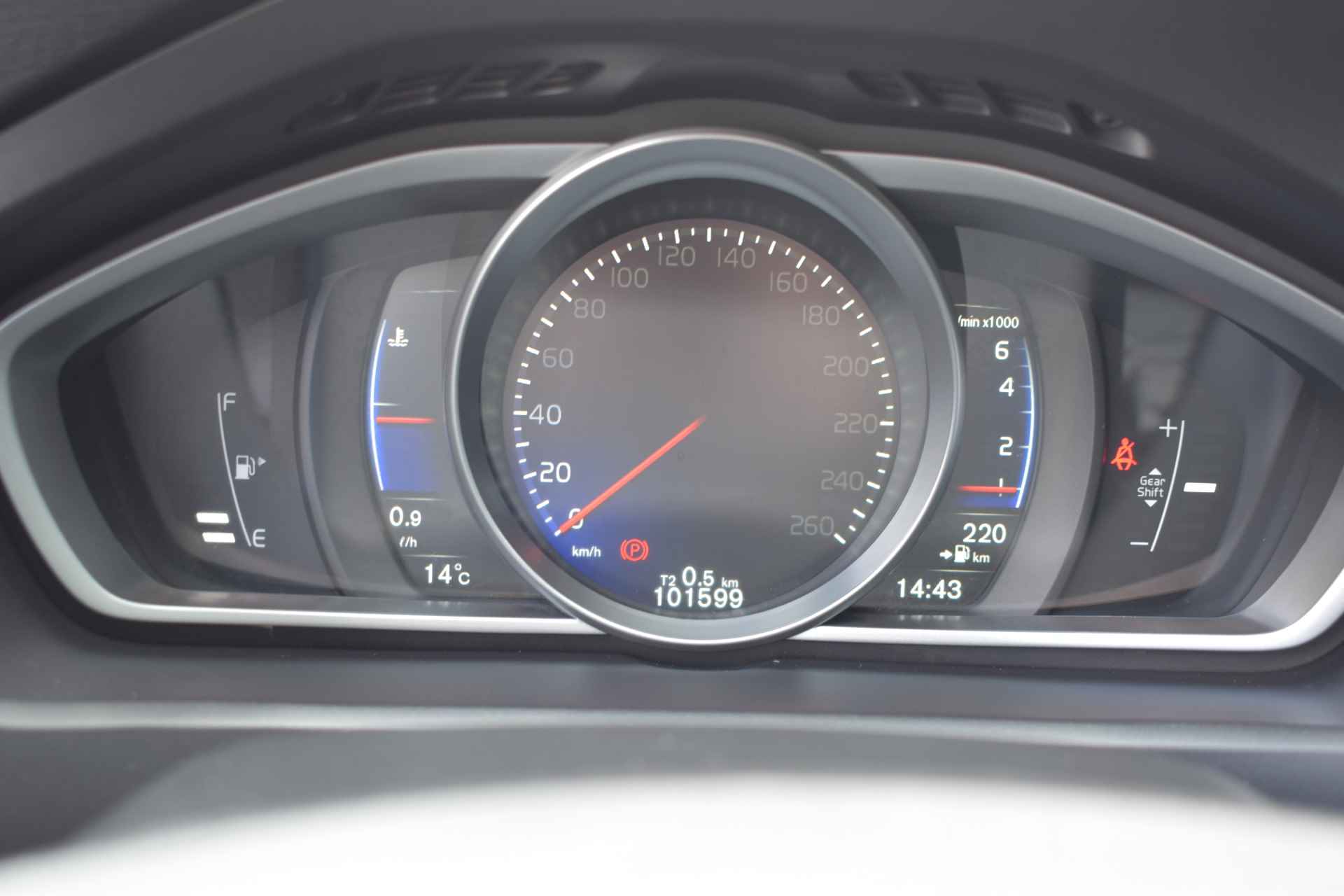 Volvo V40 T4 190PK Business Sport | Panoramadak | Camera | Stoelverwarming | Leder | Standkachel | Getint glas - 31/40