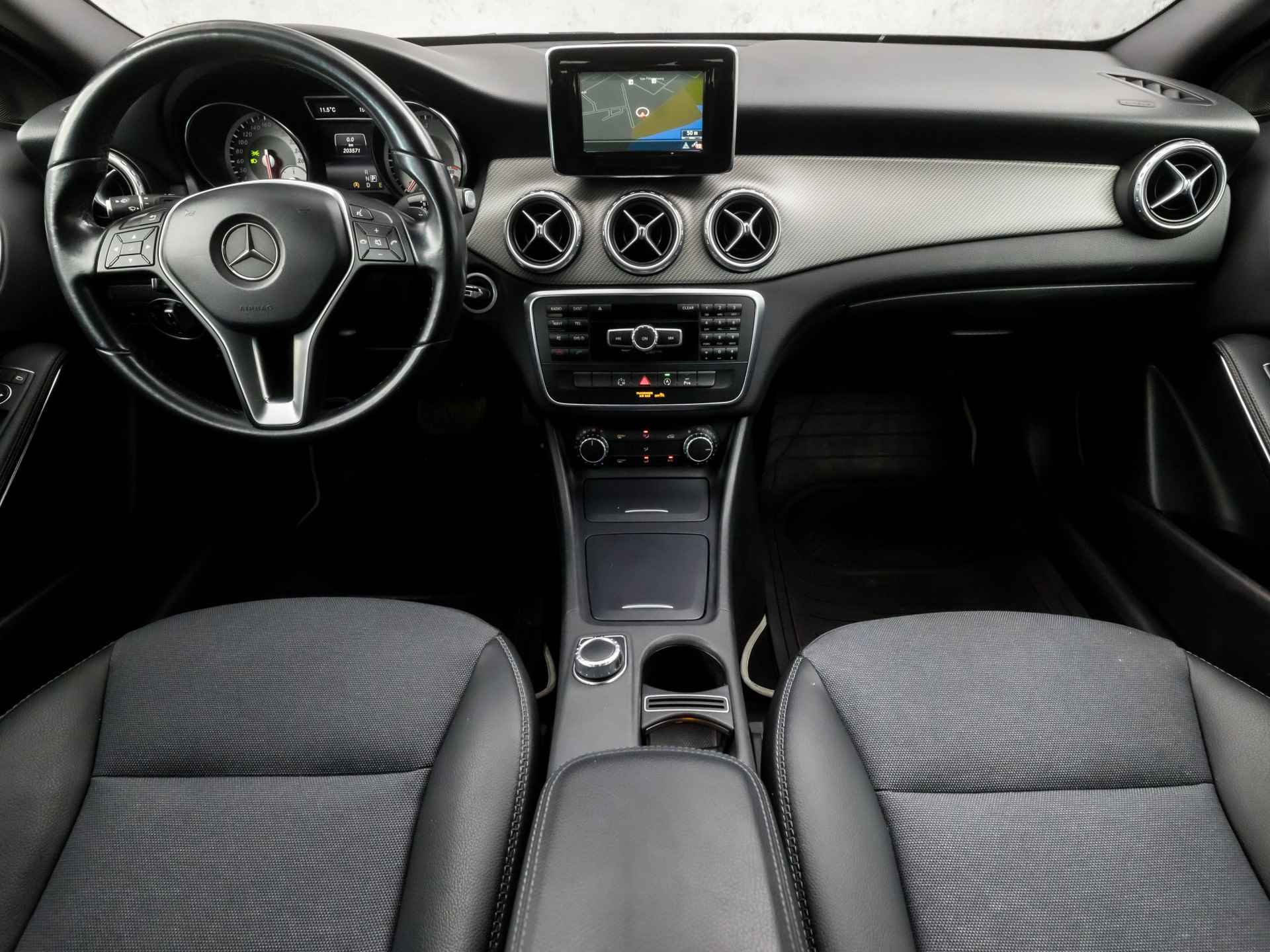 Mercedes-Benz GLA 180 CDI Sport Automaat (NAVIGATIE, LEDER, ZWART HEMEL, CRUISE, SPORTSTOELEN, PARKEERSENSOREN, XENON, NIEUWE APK, NIEUWSTAAT) - 6/32