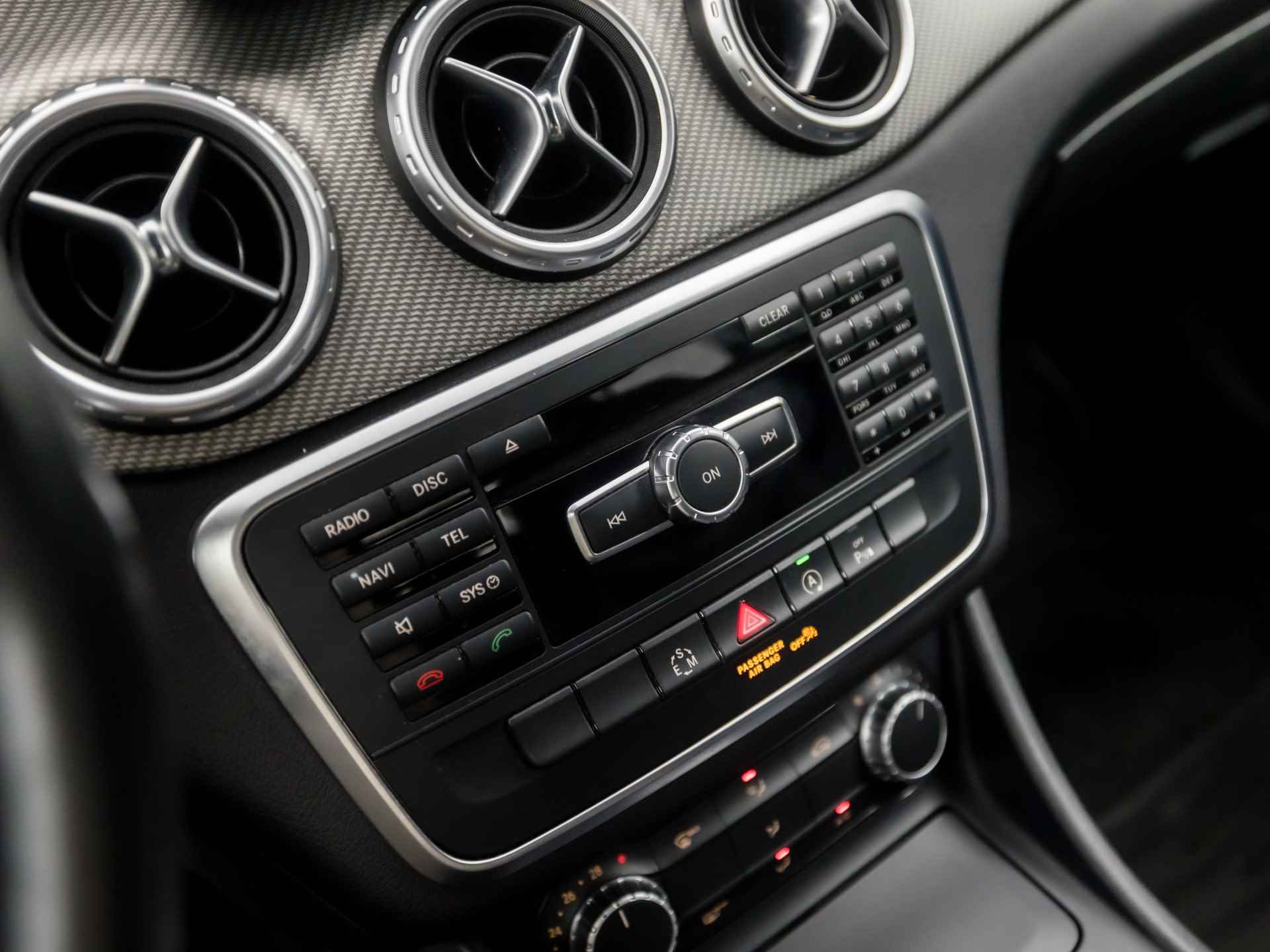 Mercedes-Benz GLA 180 CDI Sport Automaat (NAVIGATIE, LEDER, ZWART HEMEL, CRUISE, SPORTSTOELEN, PARKEERSENSOREN, XENON, NIEUWE APK, NIEUWSTAAT) - 9/32