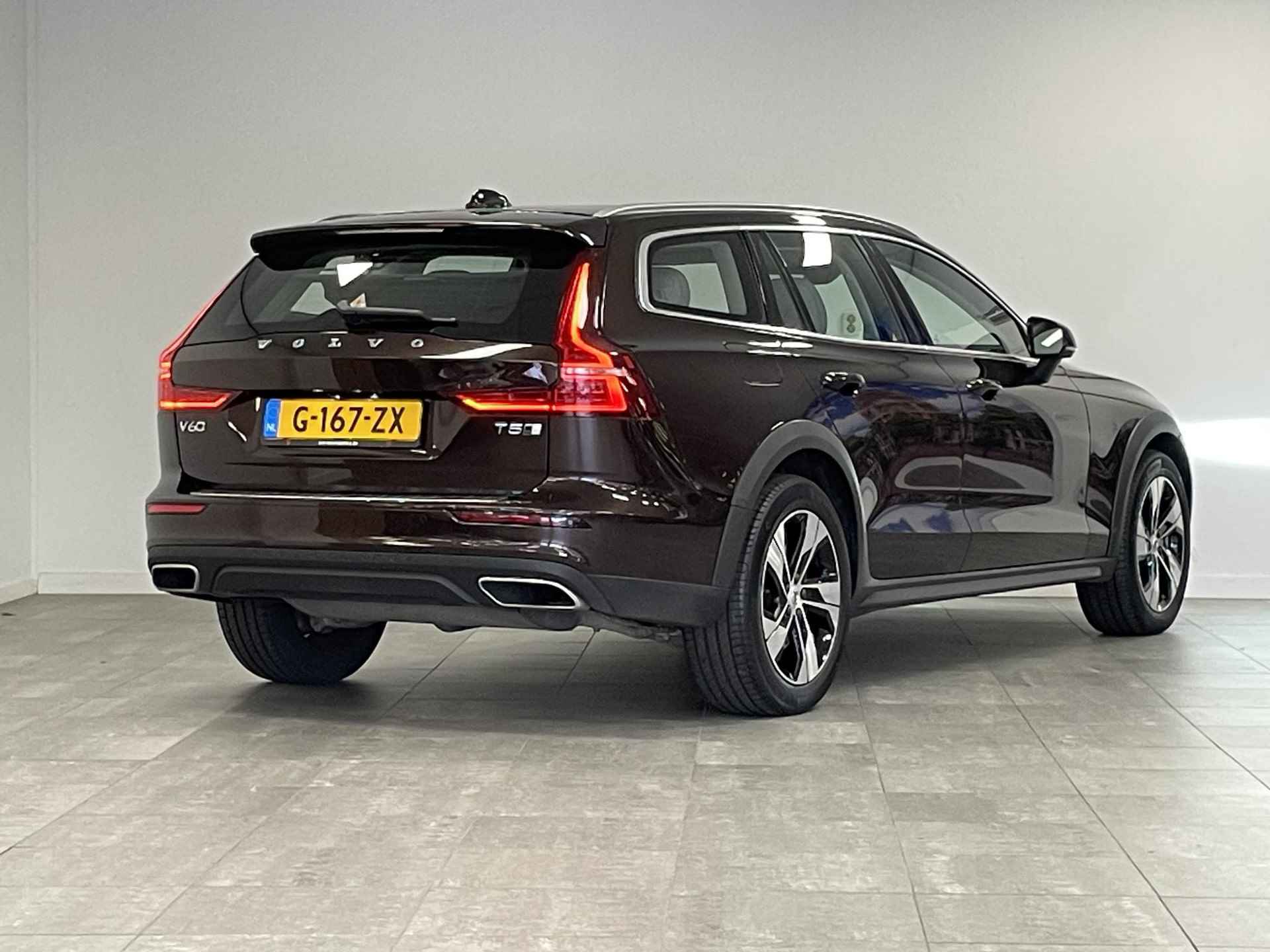 Volvo V60 Cross Country 2.0 T5 AWD  Pro | Achteruitrijcamera | Trekhaak | Cruise Control Adaptief - 3/38