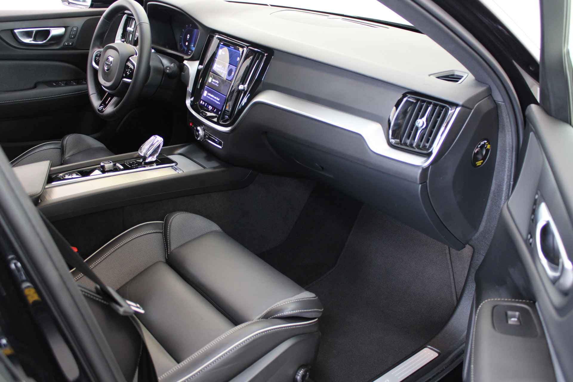 Volvo V60 B4 200PK Plus Dark | BLIS | Sportstoelen | Camera | Pilot Assist | Memory stoelen | Achterb verwarming - 6/69