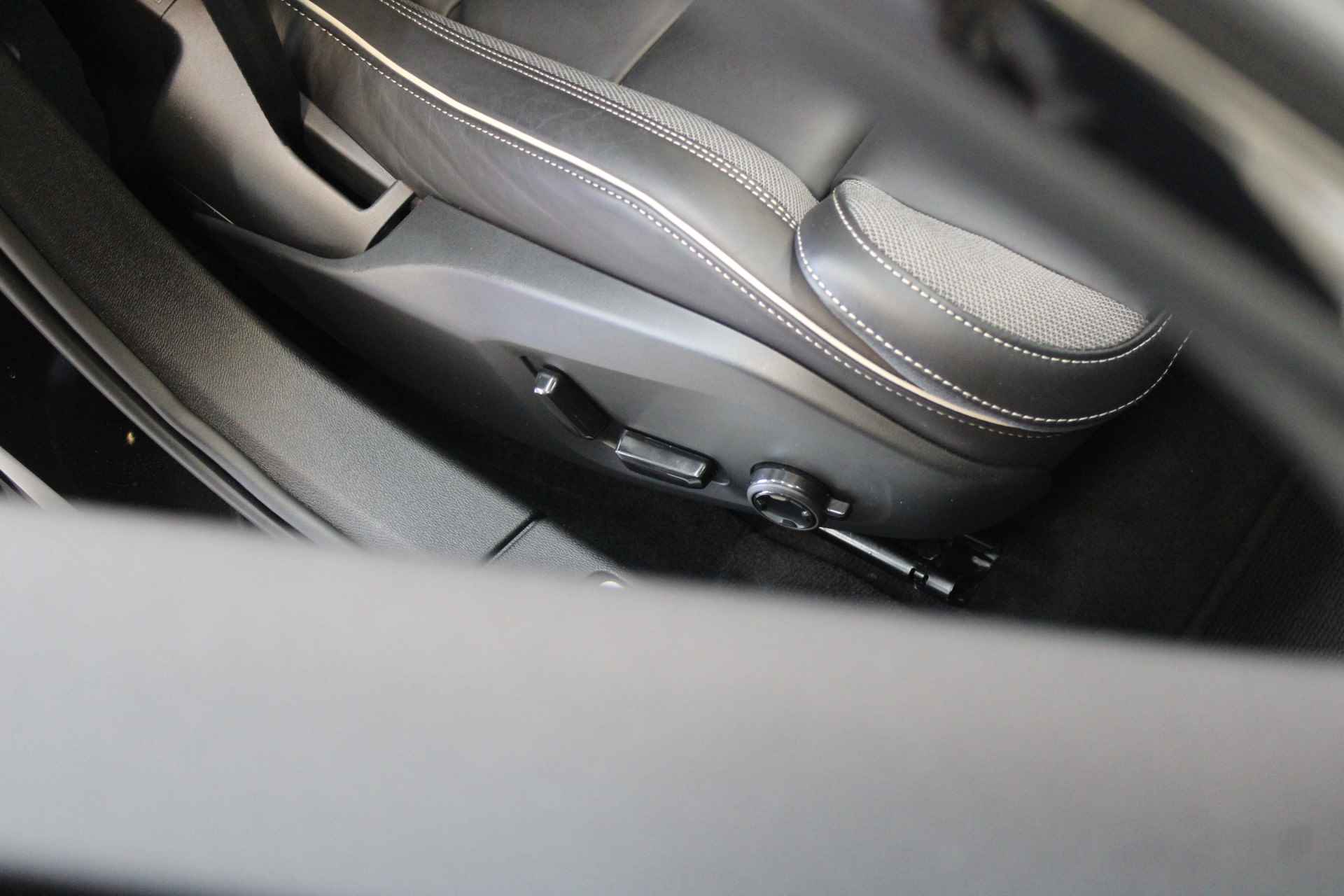 Volvo V60 B4 200PK Plus Dark | BLIS | Sportstoelen | Camera | Pilot Assist | Memory stoelen | Achterb verwarming - 27/69