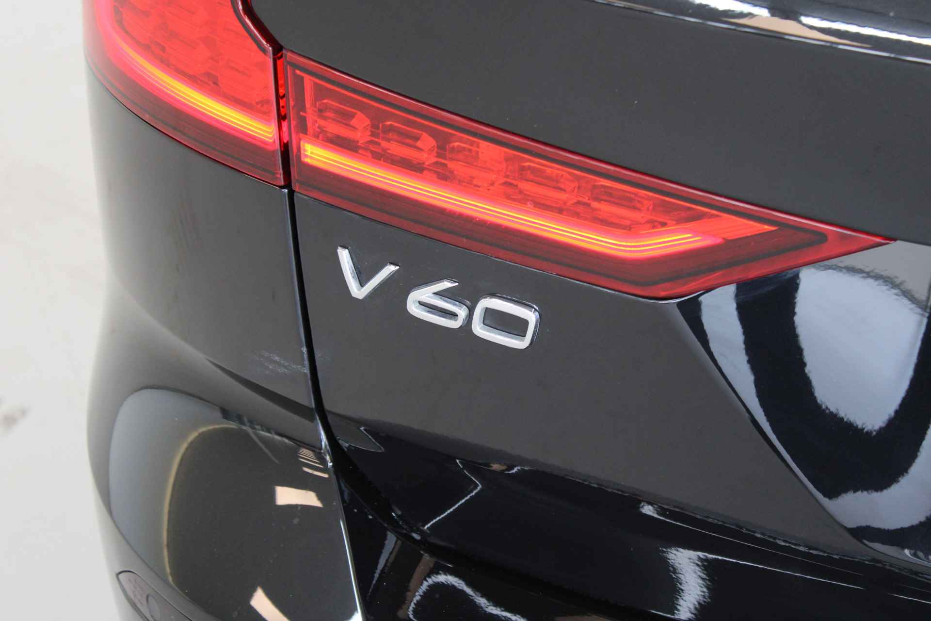 Volvo V60 B4 200PK Plus Dark | BLIS | Sportstoelen | Camera | Pilot Assist | Memory stoelen | Achterb verwarming - 59/69