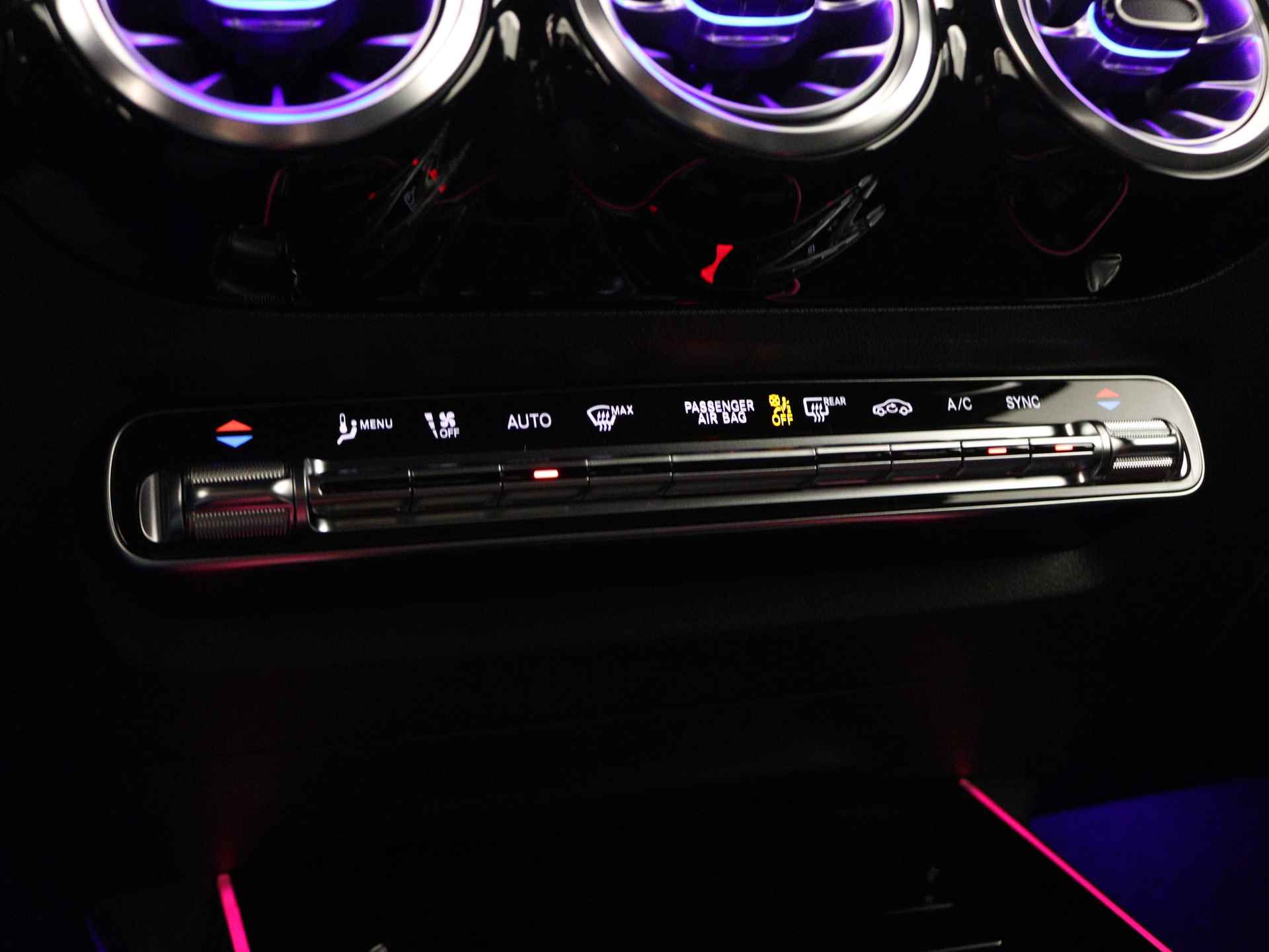 Mercedes-Benz B-Klasse 180 AMG Nightpakket | Distronic | Alarm | Keyless Go | Stoelverwarming | Car Play | DAB | - 9/37