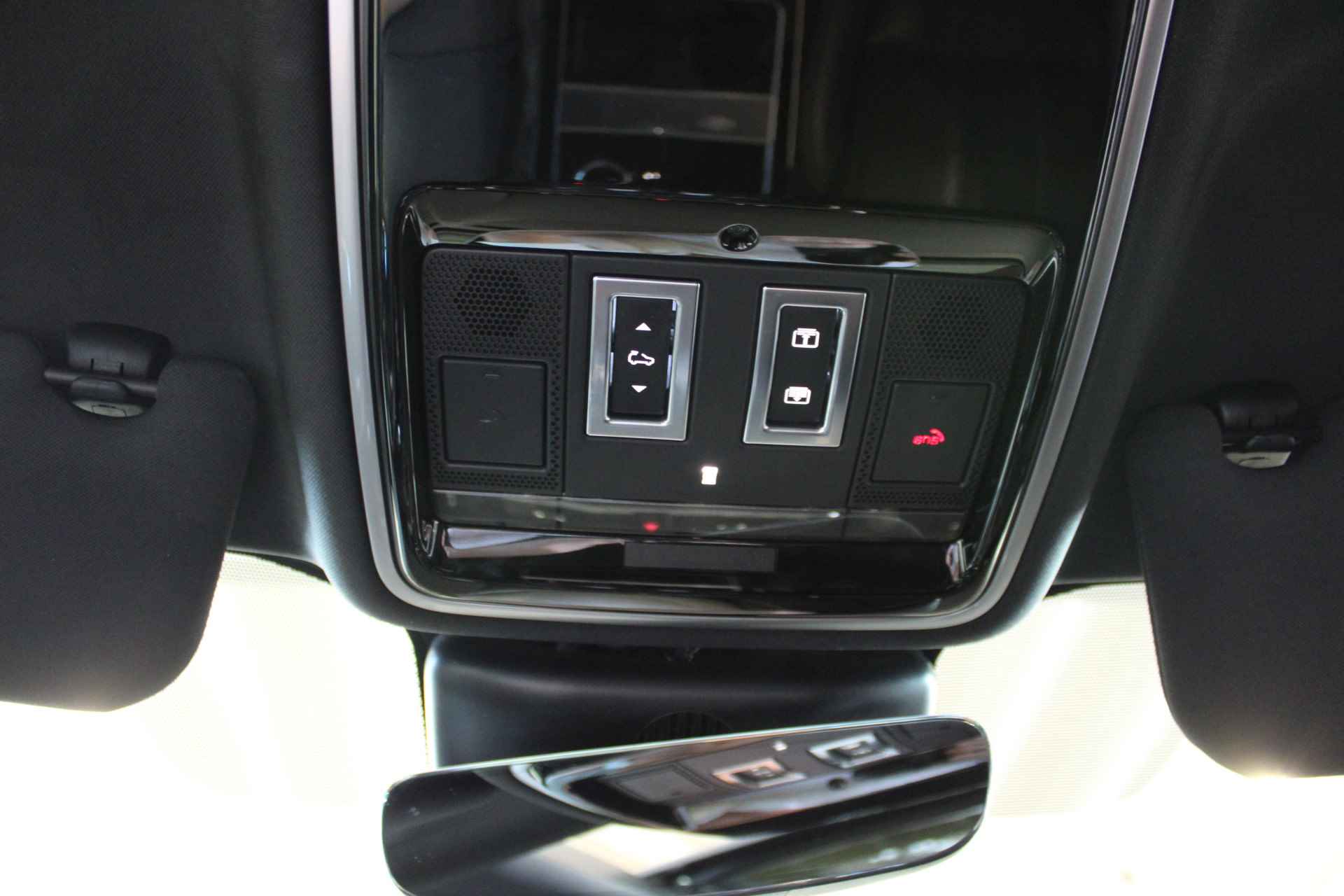 Land Rover Range Rover Velar 3.0 V6 AWD R-Dynamic HSE | Vol leder luxe memory stoelen + verwarming | Meridian audio | Luchtvering | Panoramadak | Elektr. trekhaak | Full LED | 1e eigenaar | Dealer onderhouden | Dode hoek detectie | 22'' LM | Bomvol in de opties | - 66/83