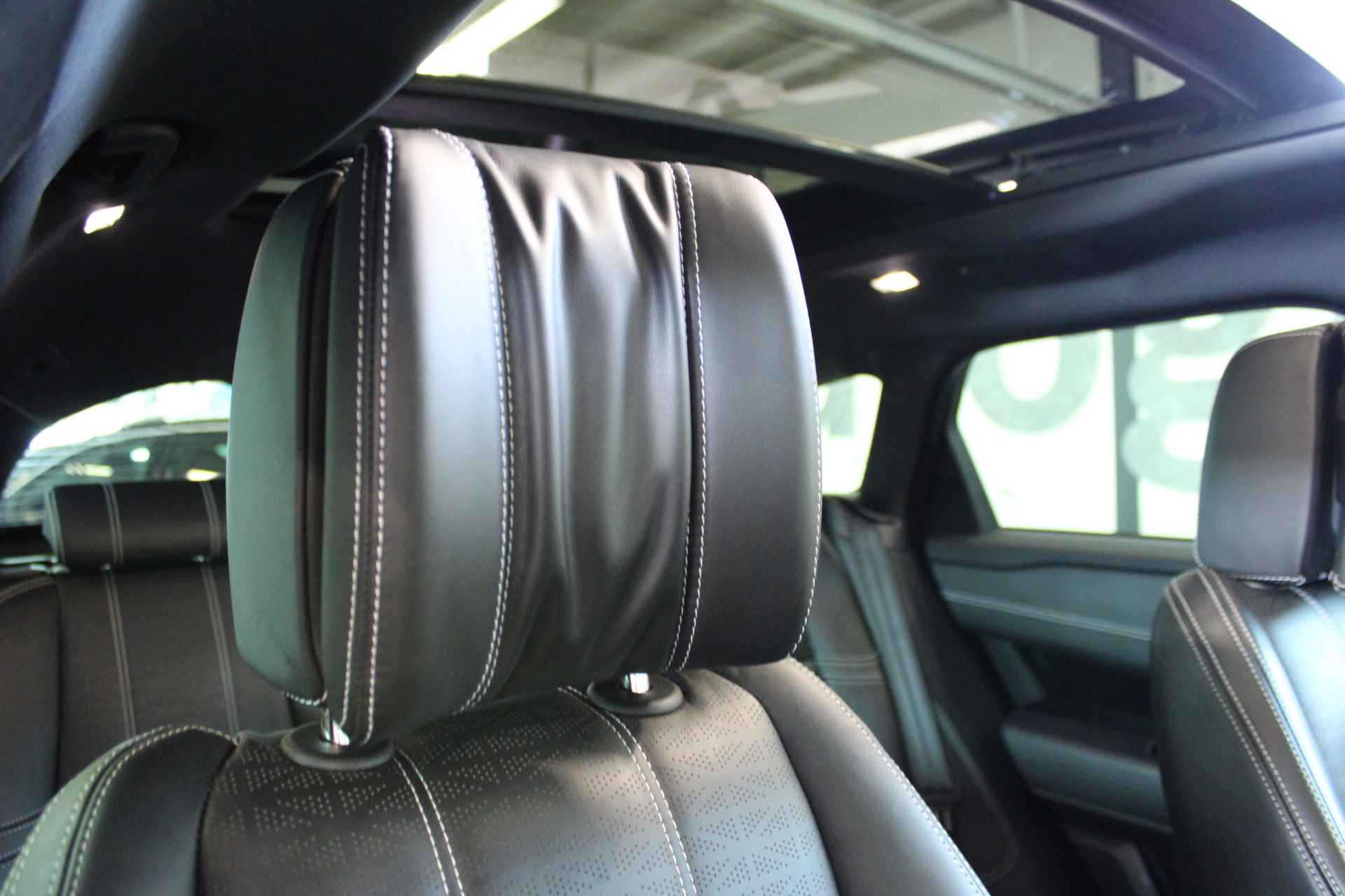 Land Rover Range Rover Velar 3.0 V6 AWD R-Dynamic HSE | Vol leder luxe memory stoelen + verwarming | Meridian audio | Luchtvering | Panoramadak | Elektr. trekhaak | Full LED | 1e eigenaar | Dealer onderhouden | Dode hoek detectie | 22'' LM | Bomvol in de opties | - 37/83