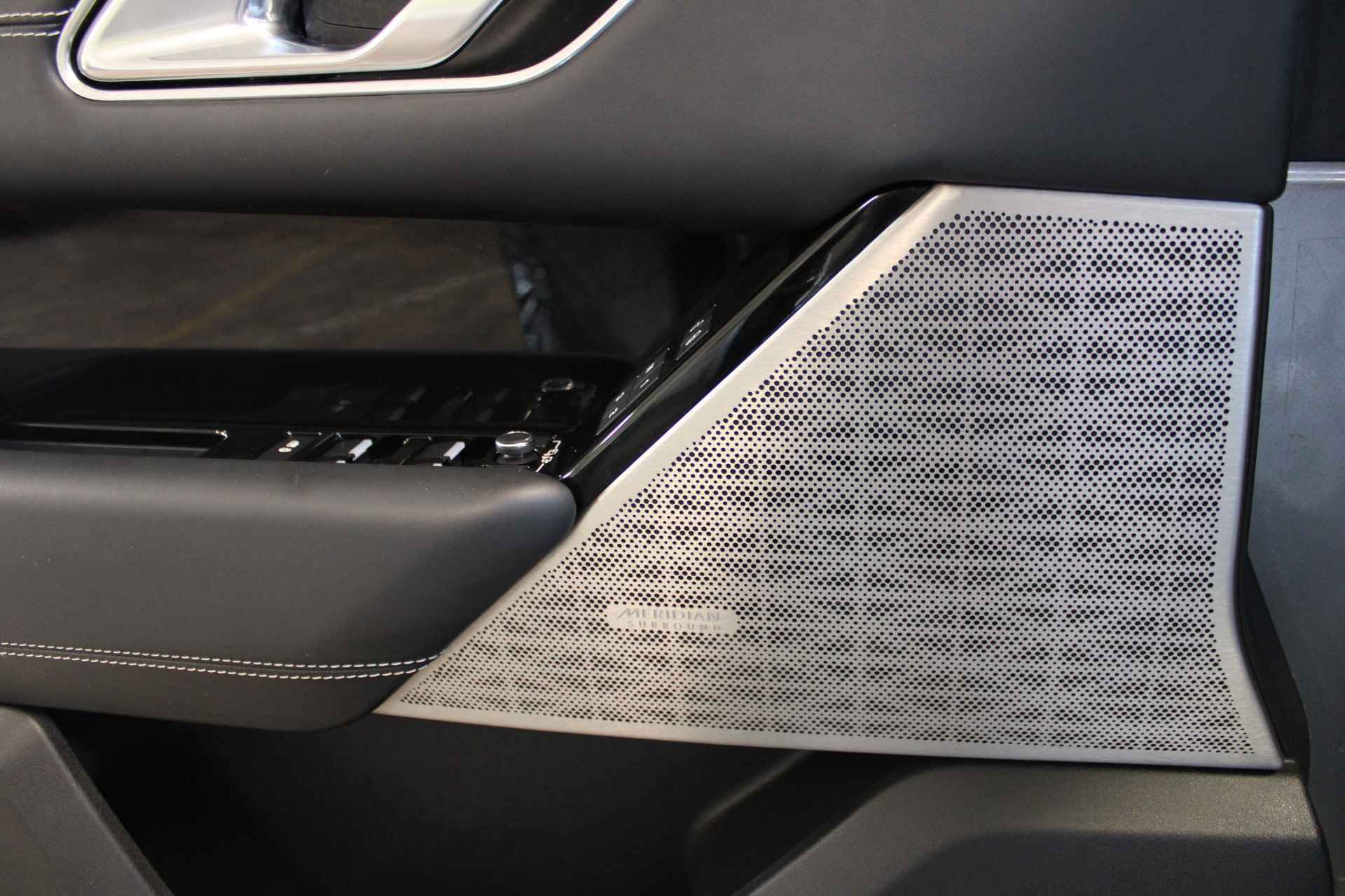 Land Rover Range Rover Velar 3.0 V6 AWD R-Dynamic HSE | Vol leder luxe memory stoelen + verwarming | Meridian audio | Luchtvering | Panoramadak | Elektr. trekhaak | Full LED | 1e eigenaar | Dealer onderhouden | Dode hoek detectie | 22'' LM | Bomvol in de opties | - 51/83