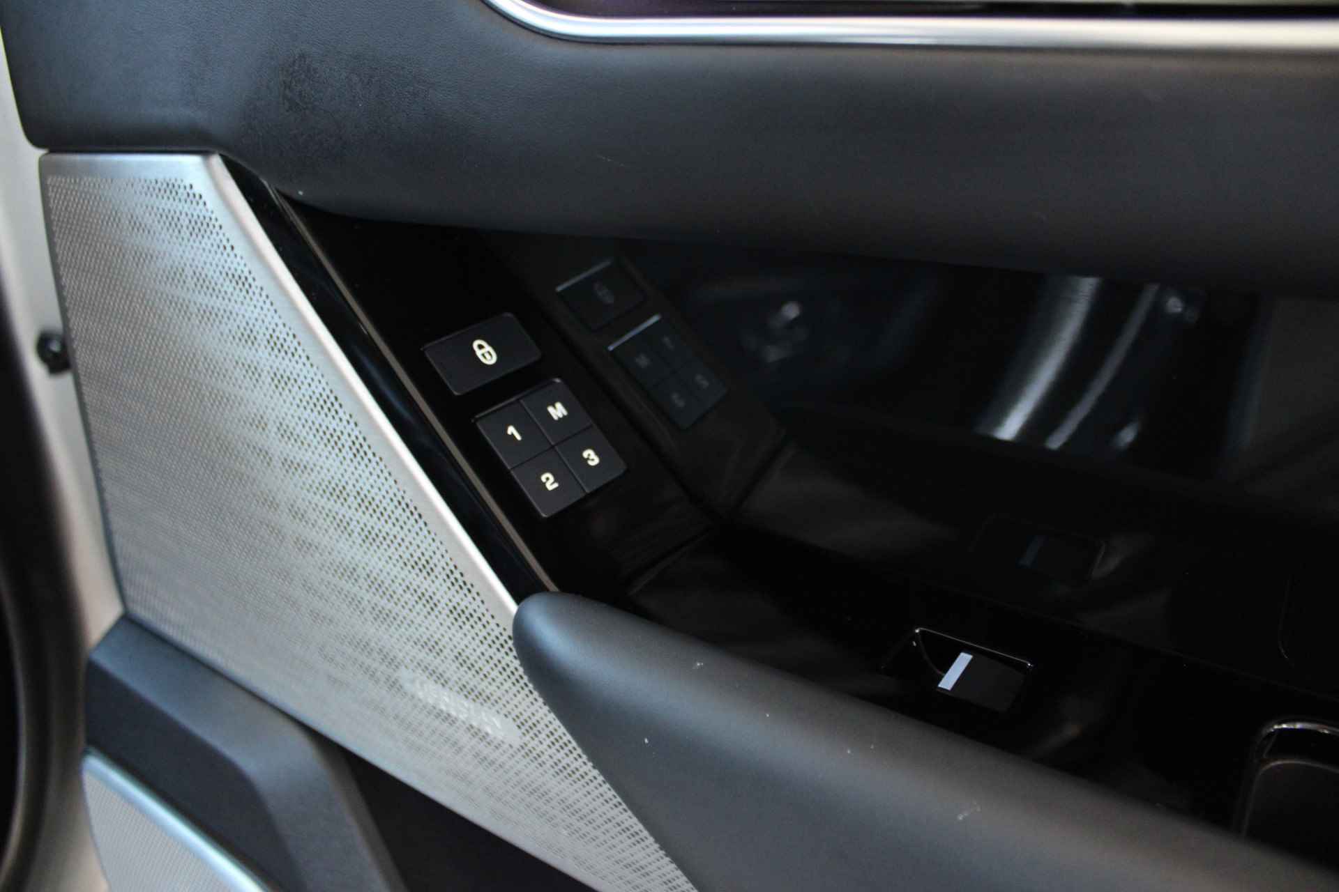 Land Rover Range Rover Velar 3.0 V6 AWD R-Dynamic HSE | Vol leder luxe memory stoelen + verwarming | Meridian audio | Luchtvering | Panoramadak | Elektr. trekhaak | Full LED | 1e eigenaar | Dealer onderhouden | Dode hoek detectie | 22'' LM | Bomvol in de opties | - 53/83