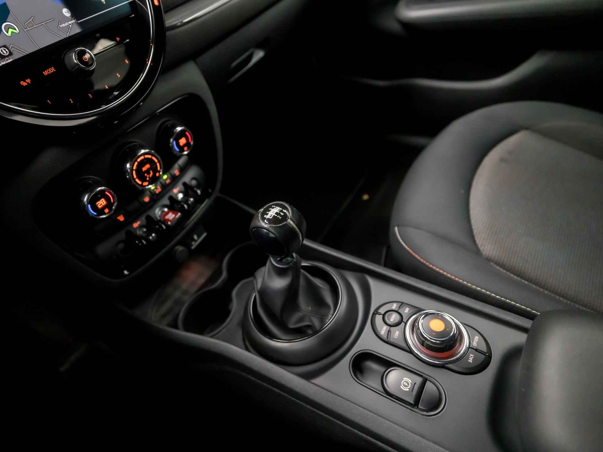 MINI Clubman 1.5 One Sport (DIGITAL COCKPIT, APPLE CARPLAY, GROOT NAVI, DEALER ONDERHOUDEN, CLIMATE, LED KOPLAMPEN, SPORTSTOELEN, GETINT GLAS, DAB+, ZWART HEMEL, NIEUWSTAAT) - 10/38