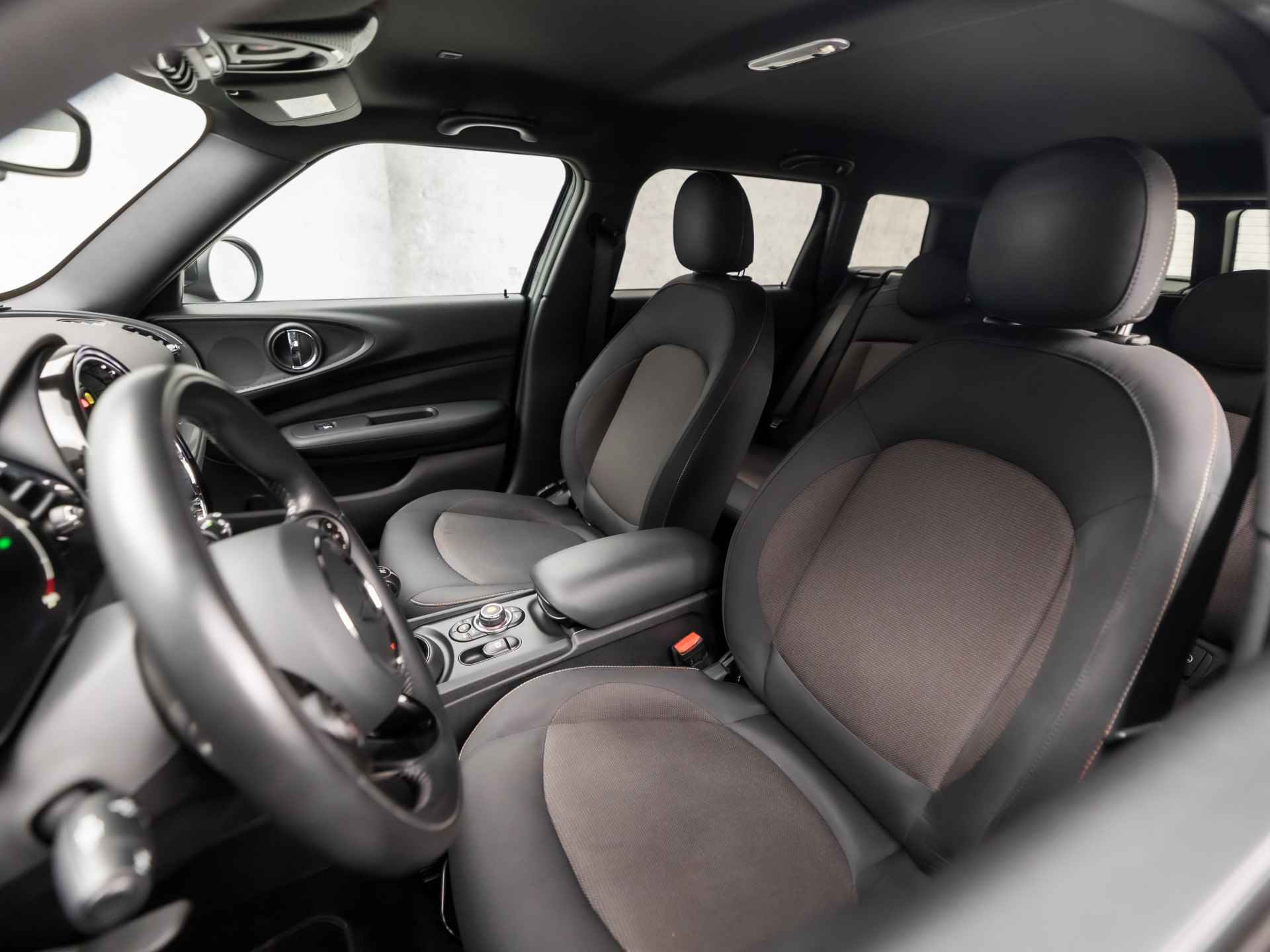 MINI Clubman 1.5 One Sport (DIGITAL COCKPIT, APPLE CARPLAY, GROOT NAVI, DEALER ONDERHOUDEN, CLIMATE, LED KOPLAMPEN, SPORTSTOELEN, GETINT GLAS, DAB+, ZWART HEMEL, NIEUWSTAAT) - 13/38