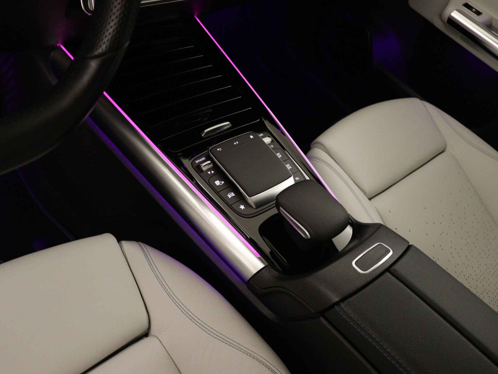 Mercedes-Benz EQA 250 Edition 1 AMG 67 kWh | Panoramadak | 360°-camera | Burmester | Distronic | Elektrische Stoelen | Inclusief 24 maanden MB Certified garantie voor Europa. - 13/44