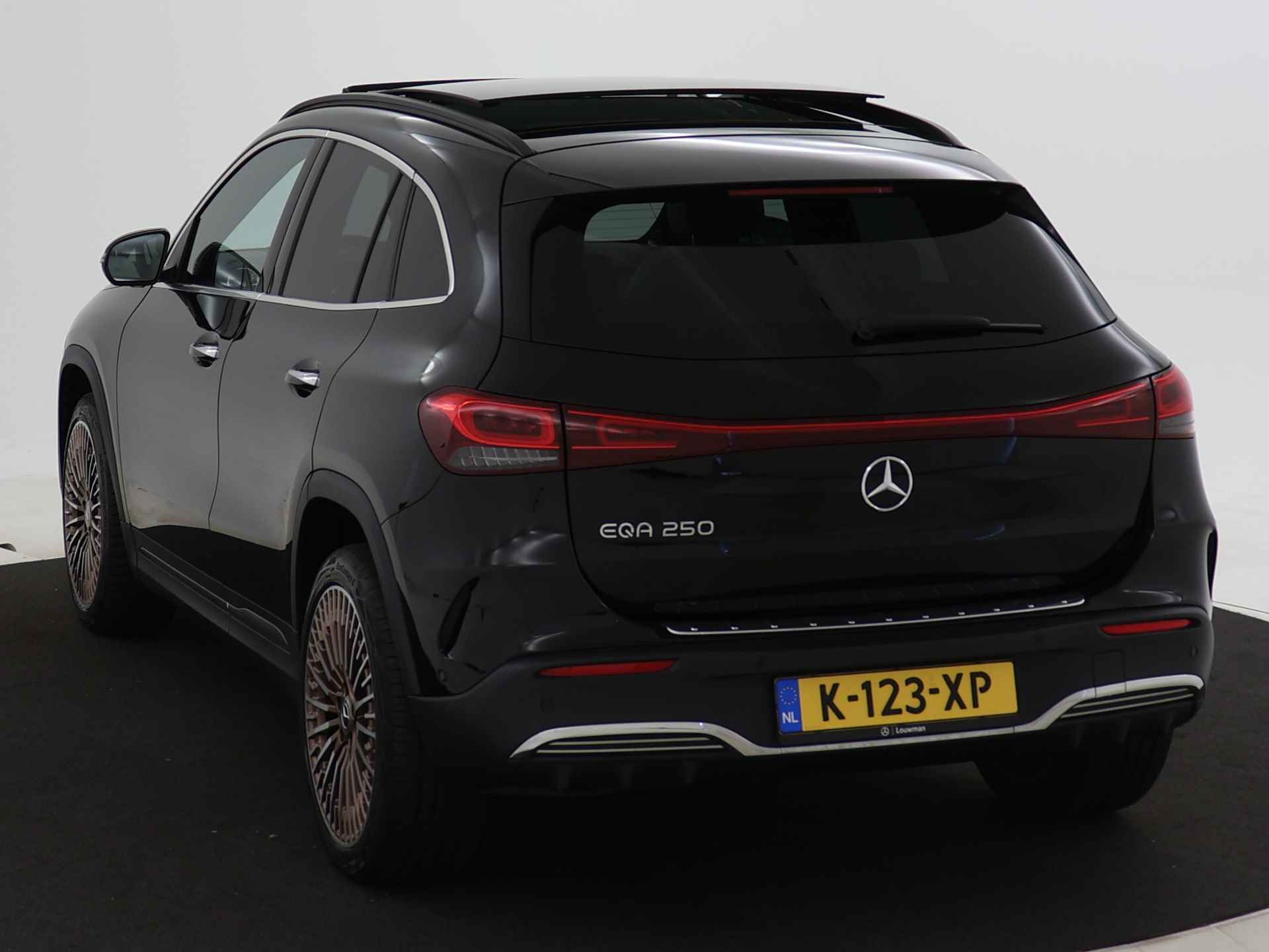Mercedes-Benz EQA 250 Edition 1 AMG 67 kWh | Panoramadak | 360°-camera | Burmester | Distronic | Elektrische Stoelen | Inclusief 24 maanden MB Certified garantie voor Europa. - 17/44