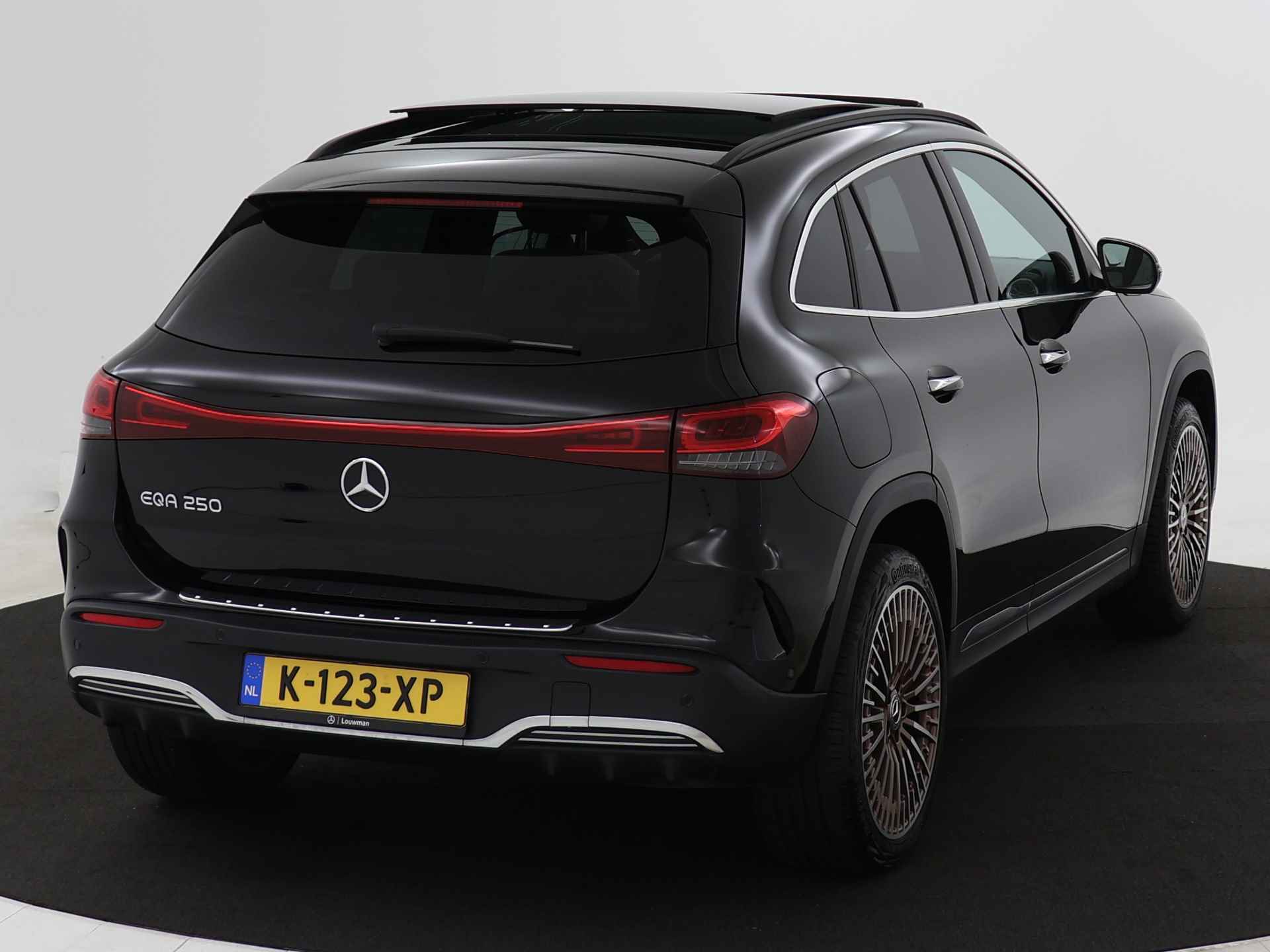 Mercedes-Benz EQA 250 Edition 1 AMG 67 kWh | Panoramadak | 360°-camera | Burmester | Distronic | Elektrische Stoelen | Inclusief 24 maanden MB Certified garantie voor Europa. - 18/44