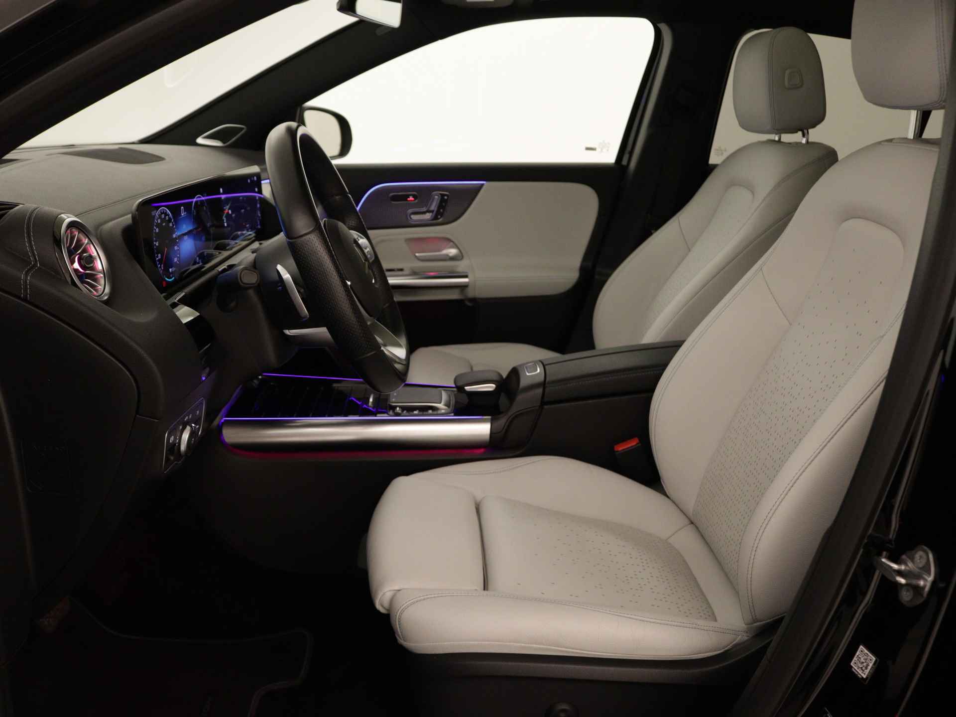 Mercedes-Benz EQA 250 Edition 1 AMG 67 kWh | Panoramadak | 360°-camera | Burmester | Distronic | Elektrische Stoelen | Inclusief 24 maanden MB Certified garantie voor Europa. - 20/44