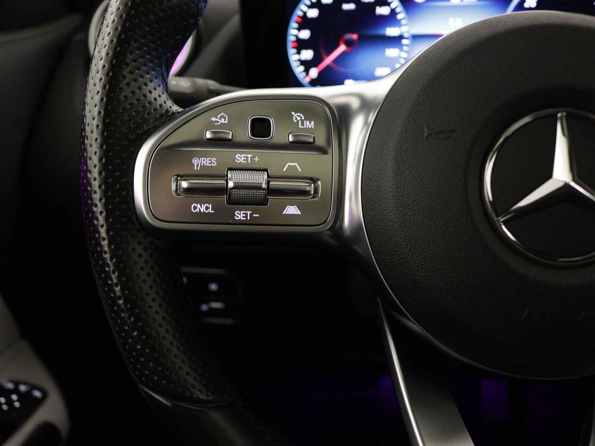 Mercedes-Benz EQA 250 Edition 1 AMG 67 kWh | Panoramadak | 360°-camera | Burmester | Distronic | Elektrische Stoelen | Inclusief 24 maanden MB Certified garantie voor Europa. - 23/44