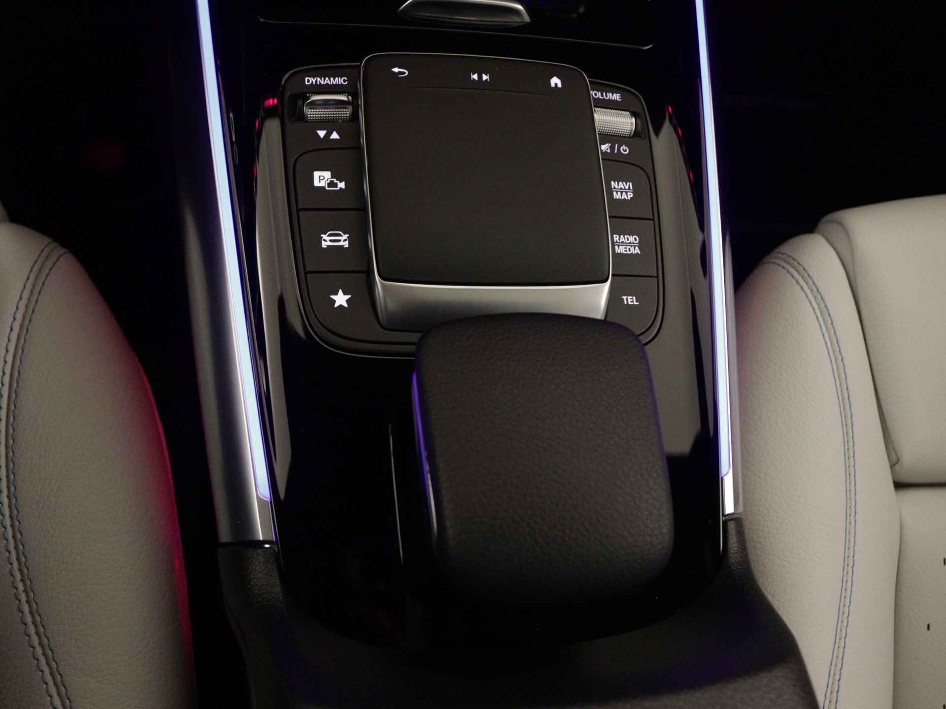 Mercedes-Benz EQA 250 Edition 1 AMG 67 kWh | Panoramadak | 360°-camera | Burmester | Distronic | Elektrische Stoelen | Inclusief 24 maanden MB Certified garantie voor Europa. - 35/44