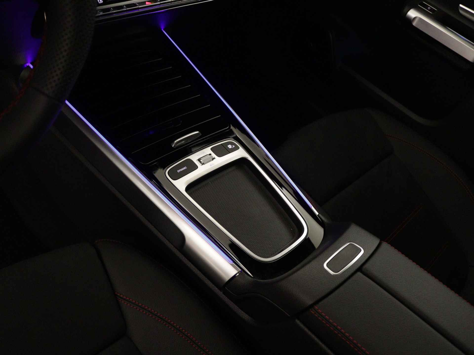 Mercedes-Benz GLB 200 AMG Line | Trekhaak | Nightpakket | Premium Plus pakket | Dodehoekassistent | Parkeerpakket met 360°-camera | Burmester Surround Sound systeem | USB-pakket plus | Keyless-Go comfortpakket | - 11/36