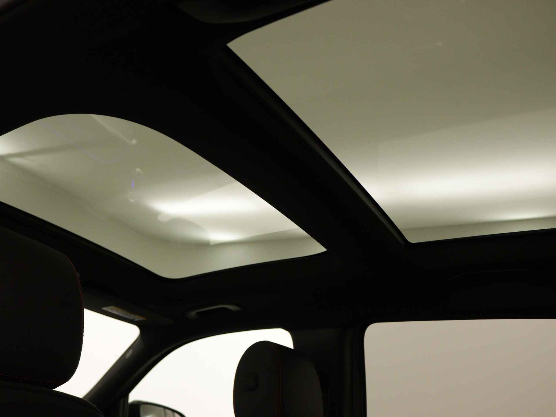 Mercedes-Benz GLB 200 AMG Line | Trekhaak | Nightpakket | Premium Plus pakket | Dodehoekassistent | Parkeerpakket met 360°-camera | Burmester Surround Sound systeem | USB-pakket plus | Keyless-Go comfortpakket | - 15/36