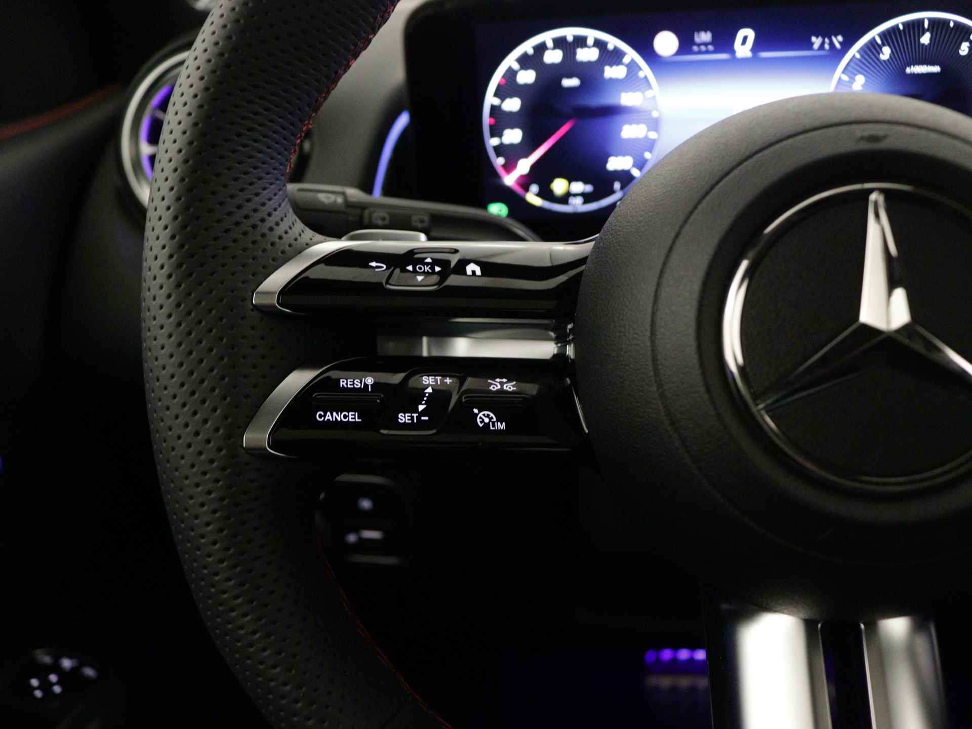 Mercedes-Benz GLB 200 AMG Line | Trekhaak | Nightpakket | Premium Plus pakket | Dodehoekassistent | Parkeerpakket met 360°-camera | Burmester Surround Sound systeem | USB-pakket plus | Keyless-Go comfortpakket | - 18/36